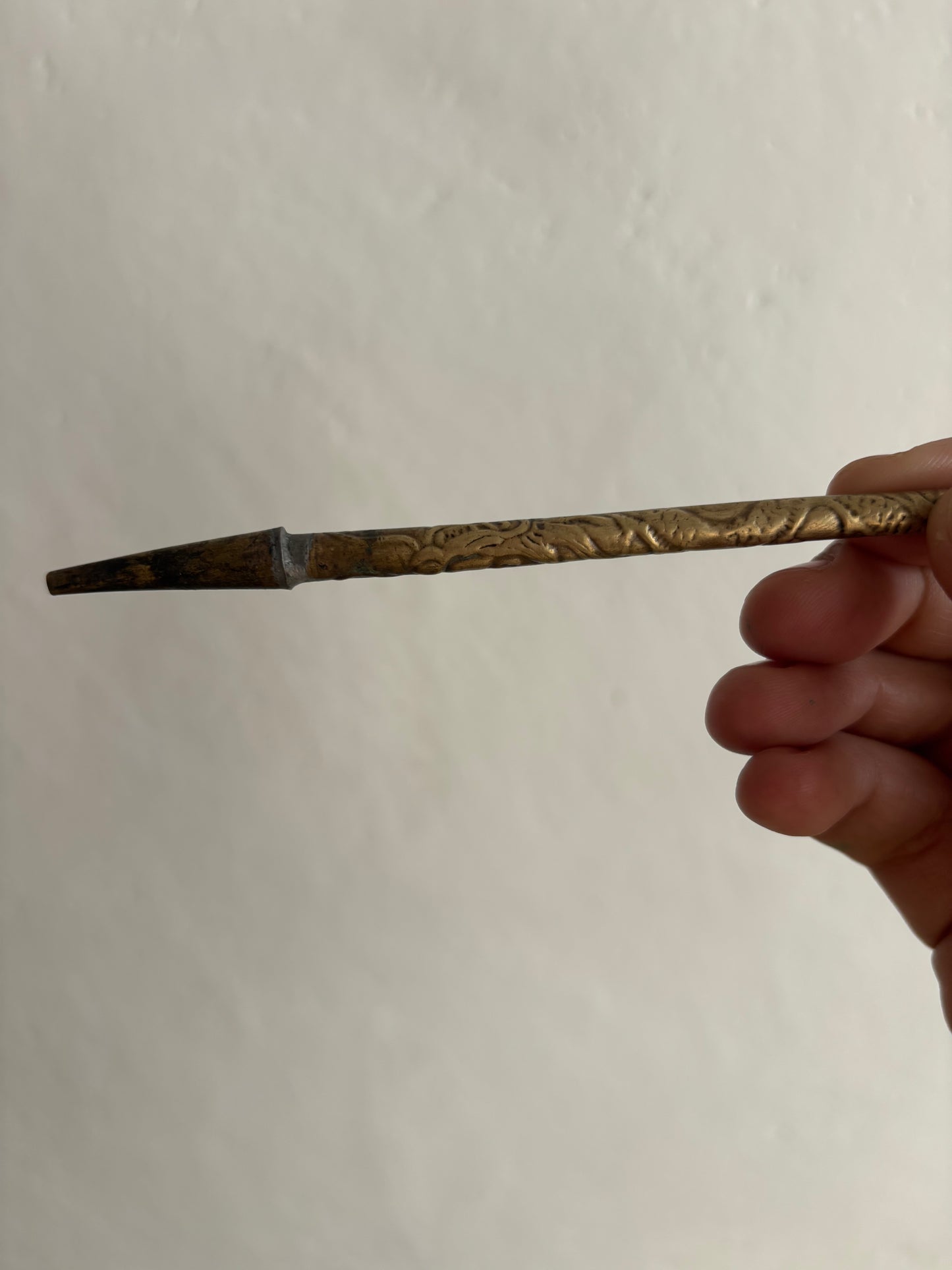 Pipa da oppio in ceramica e metallo con montature ornamentali