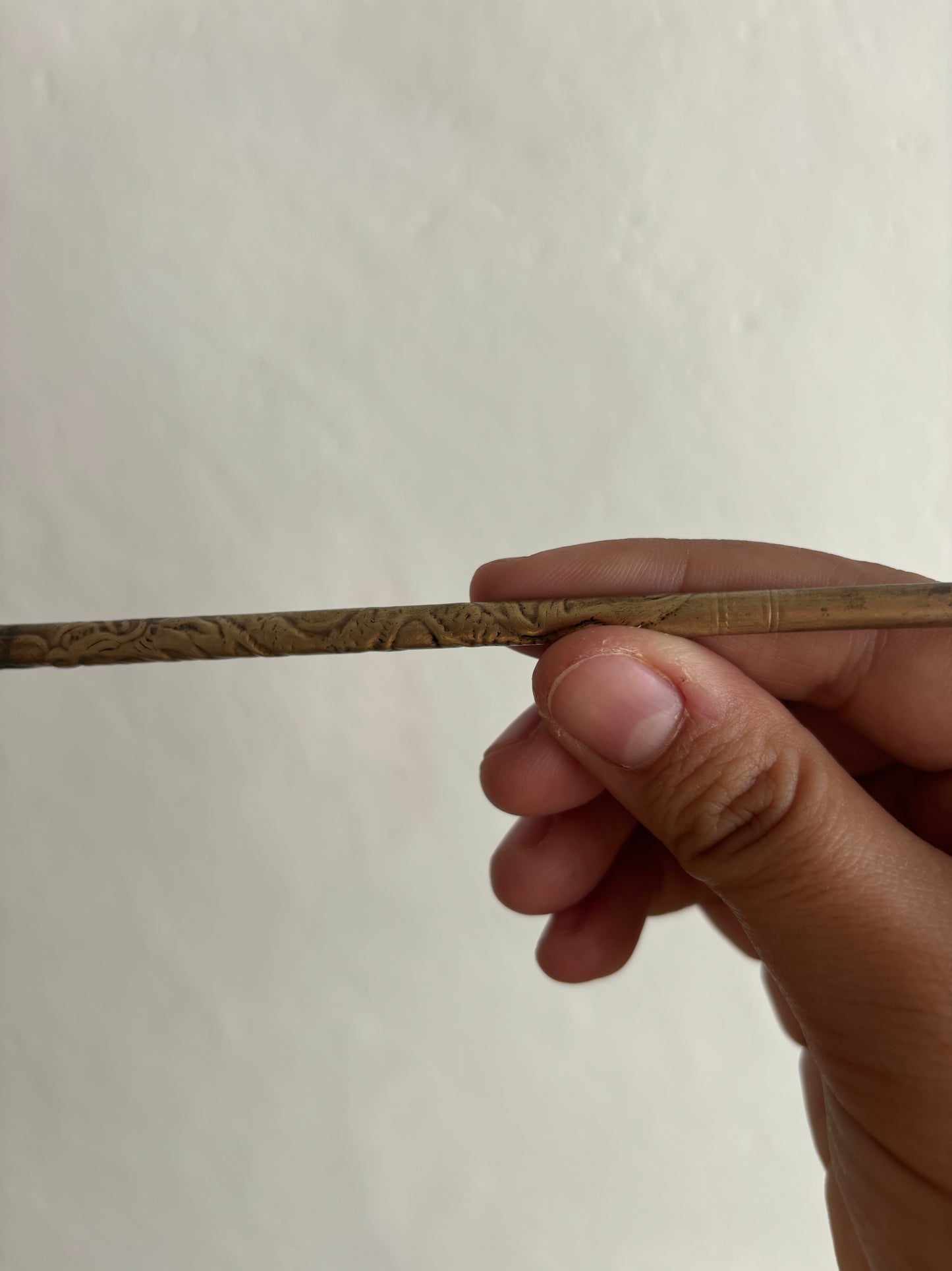 Pipa da oppio in ceramica e metallo con montature ornamentali