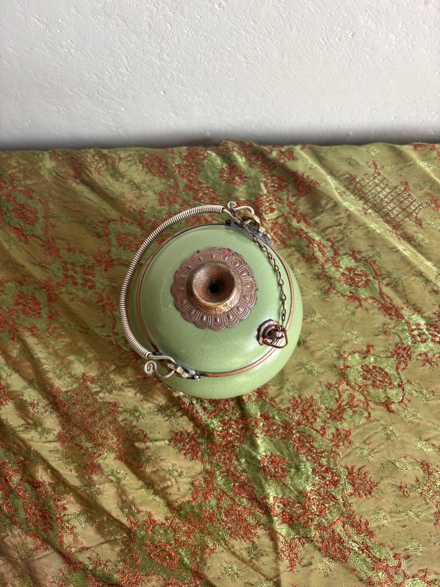 Pipa da oppio in ceramica e metallo con montature ornamentali