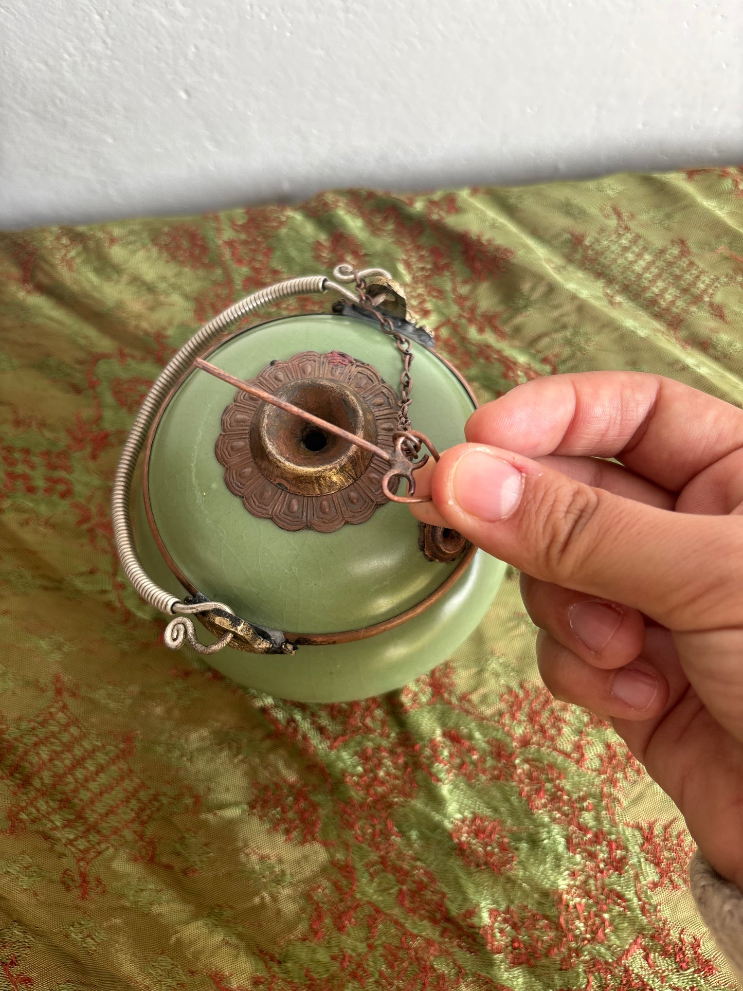 Pipa da oppio in ceramica e metallo con montature ornamentali