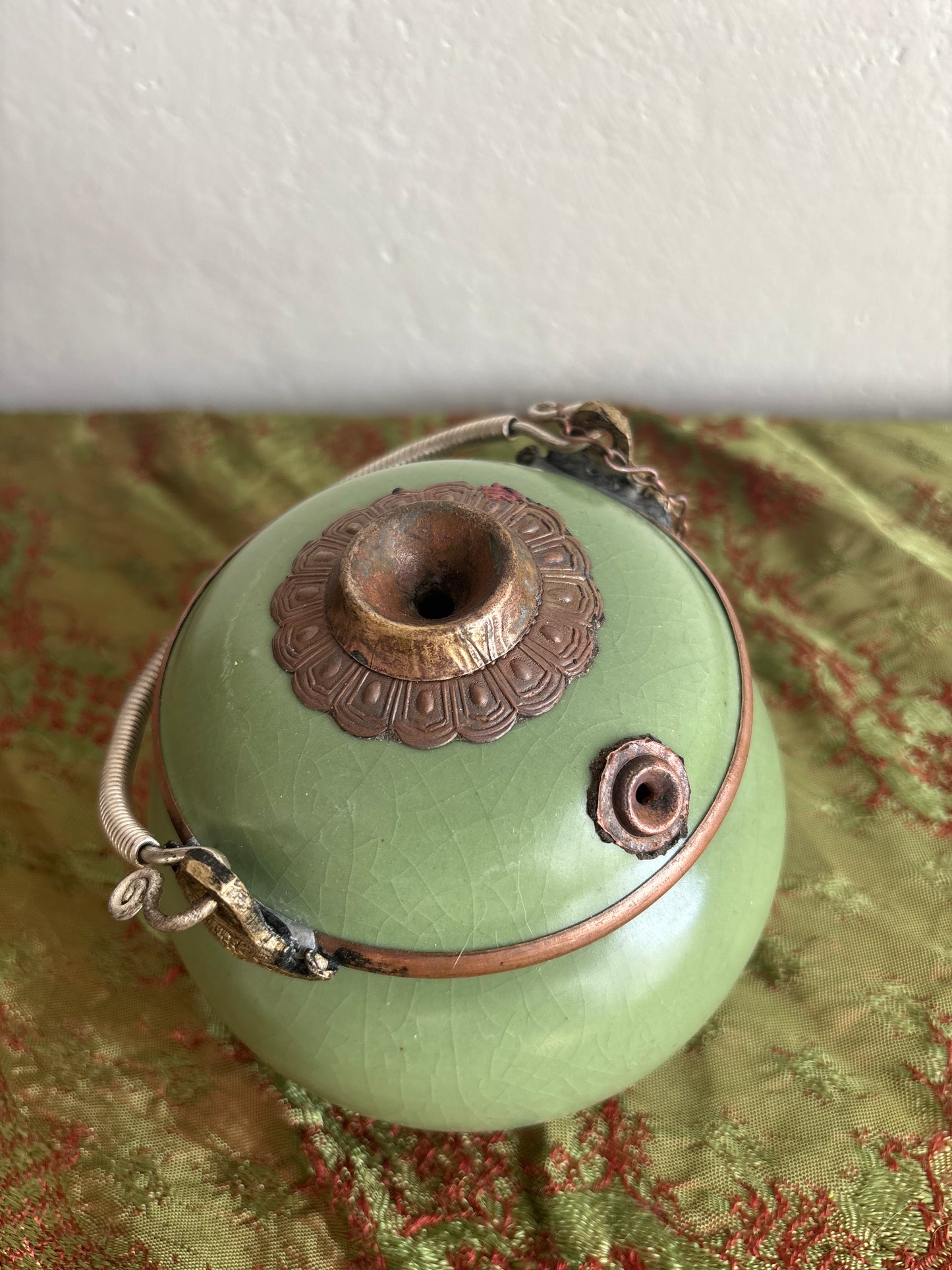 Pipa da oppio in ceramica e metallo con montature ornamentali