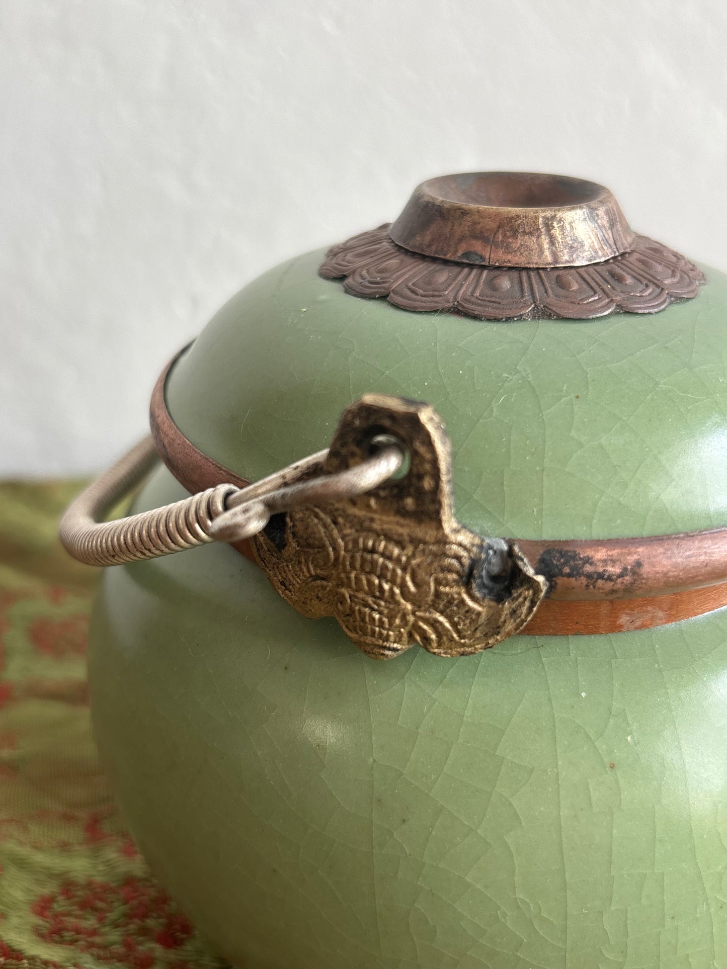 Pipa da oppio in ceramica e metallo con montature ornamentali