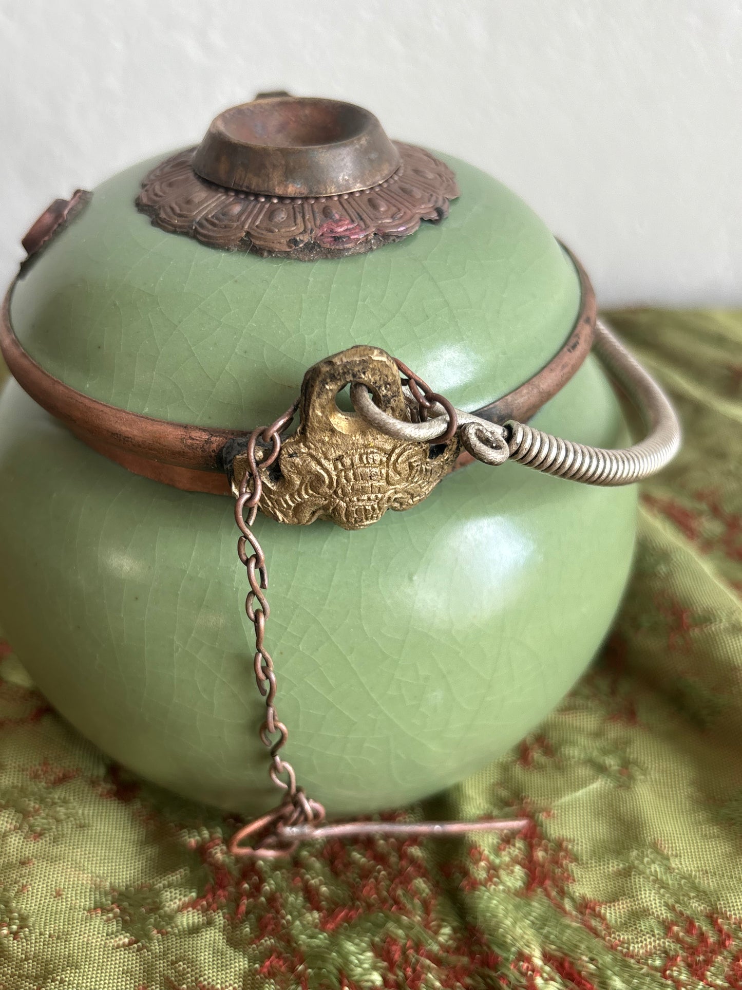 Pipa da oppio in ceramica e metallo con montature ornamentali