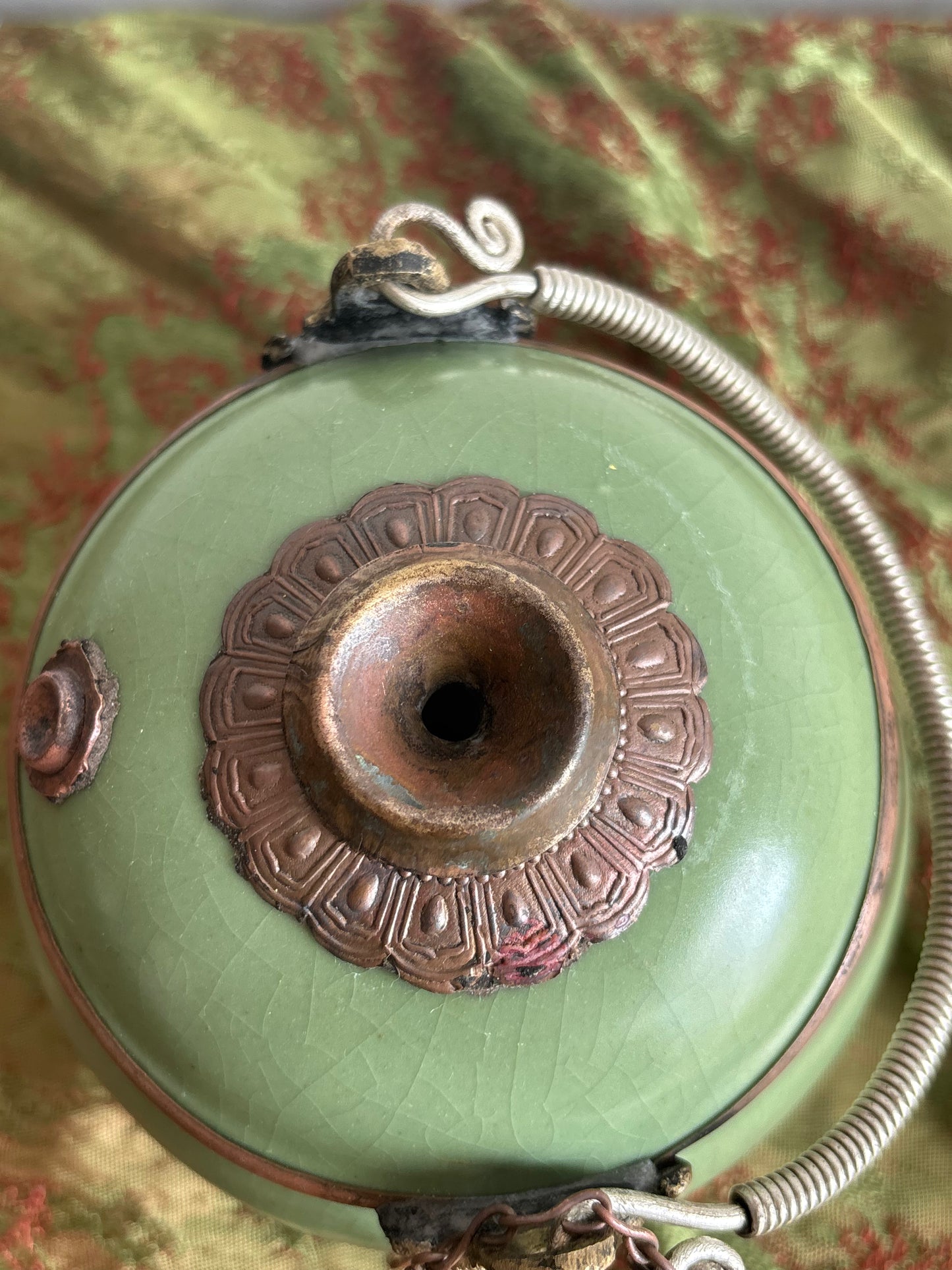 Pipa da oppio in ceramica e metallo con montature ornamentali