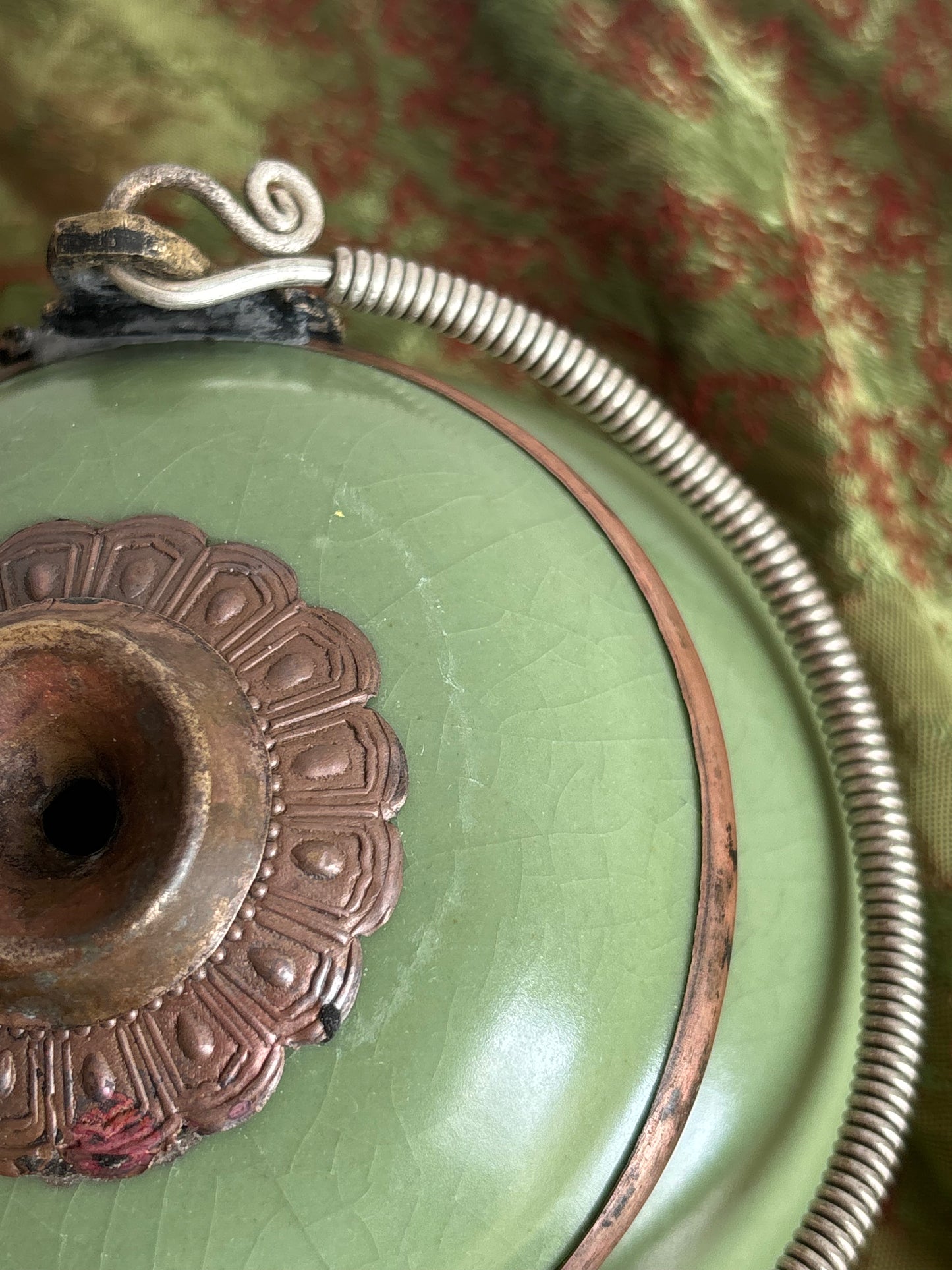 Pipa da oppio in ceramica e metallo con montature ornamentali