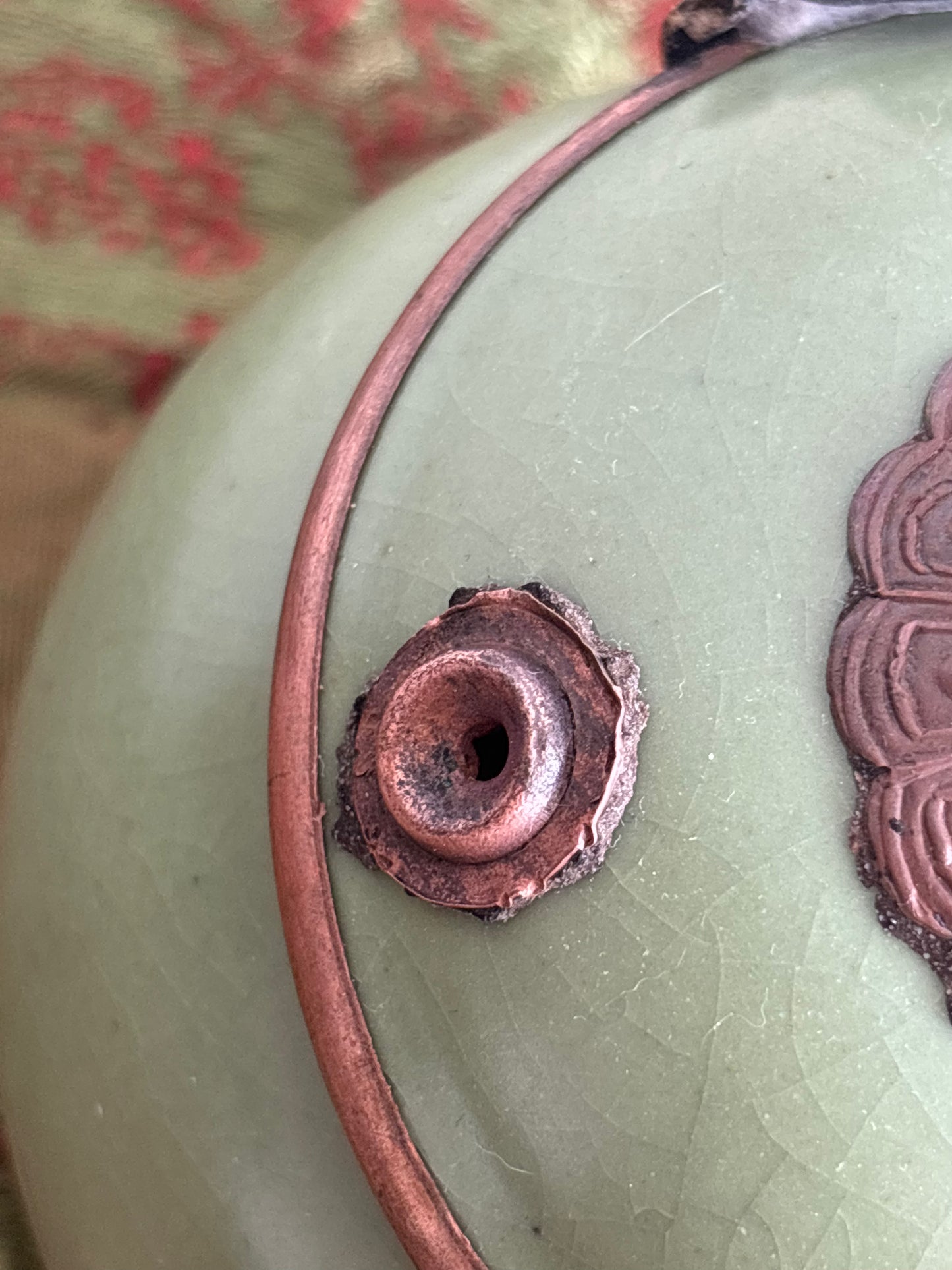 Pipa da oppio in ceramica e metallo con montature ornamentali