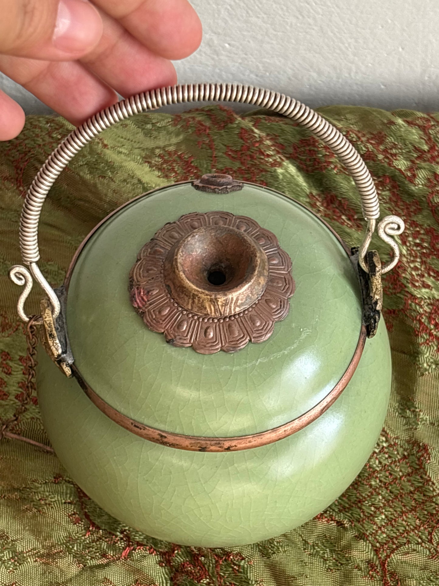 Pipa da oppio in ceramica e metallo con montature ornamentali