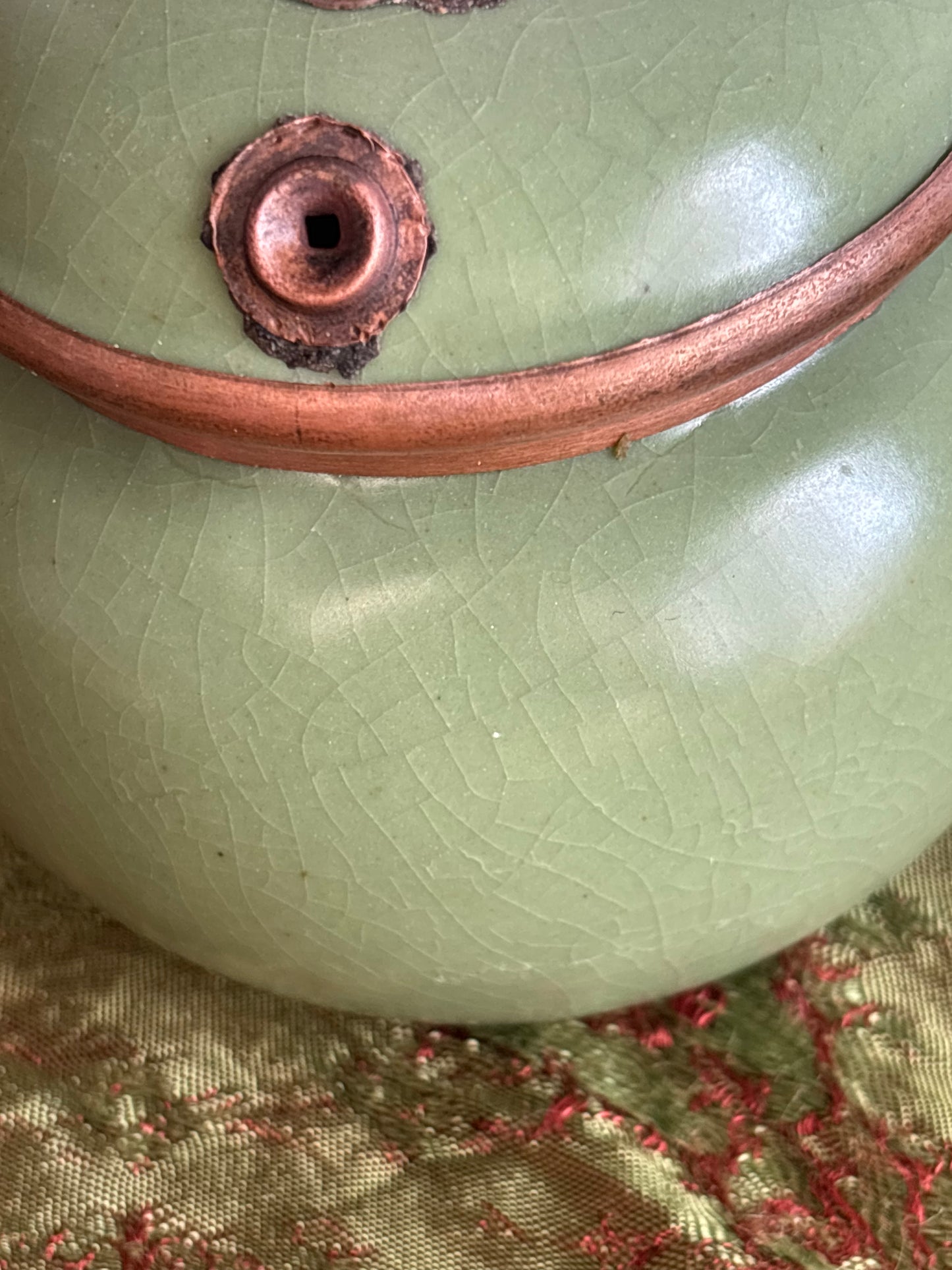 Pipa da oppio in ceramica e metallo con montature ornamentali