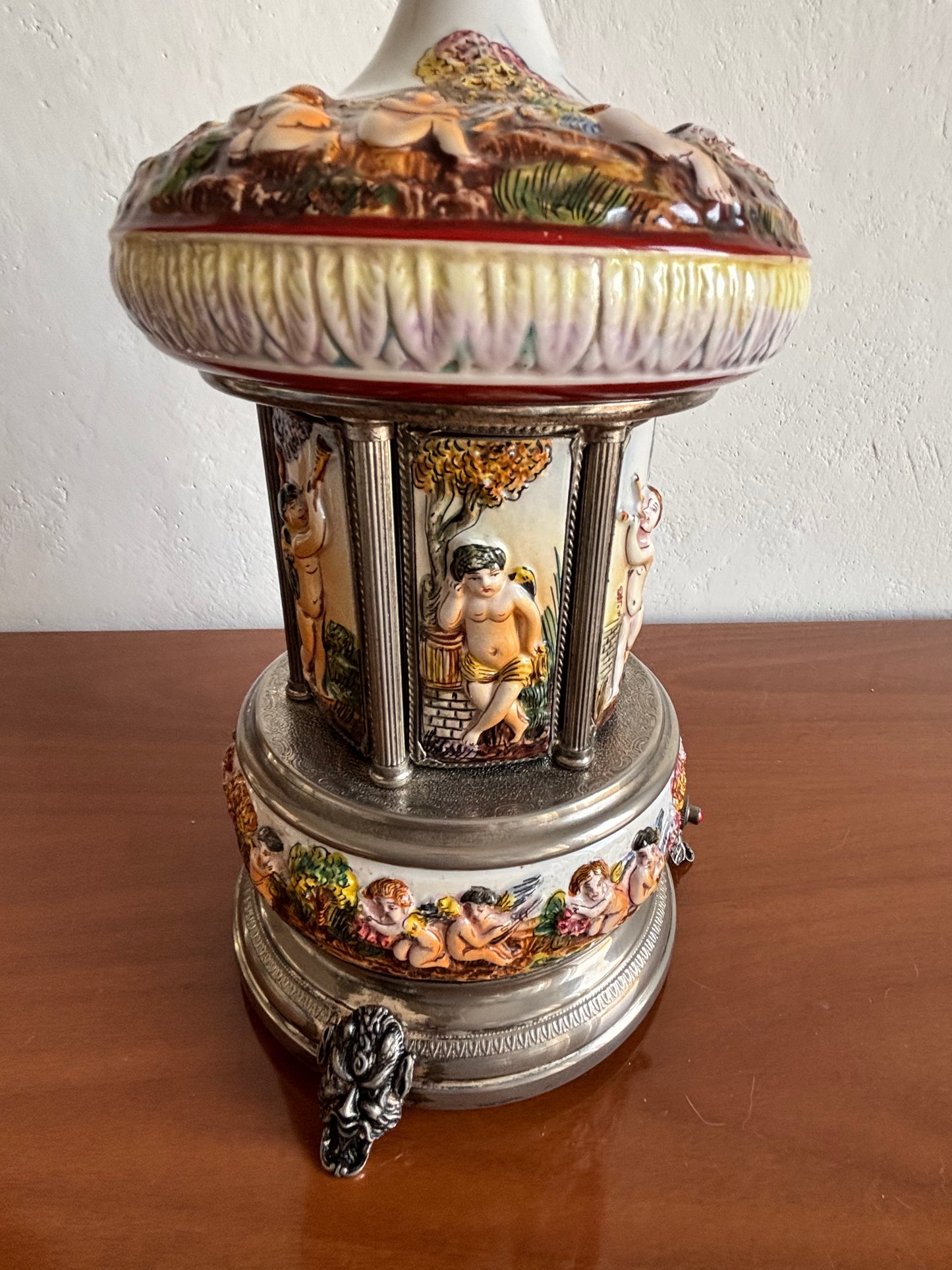 Musical Capodimonte‑style ceramic cigarette dispenser – double Reuge melody