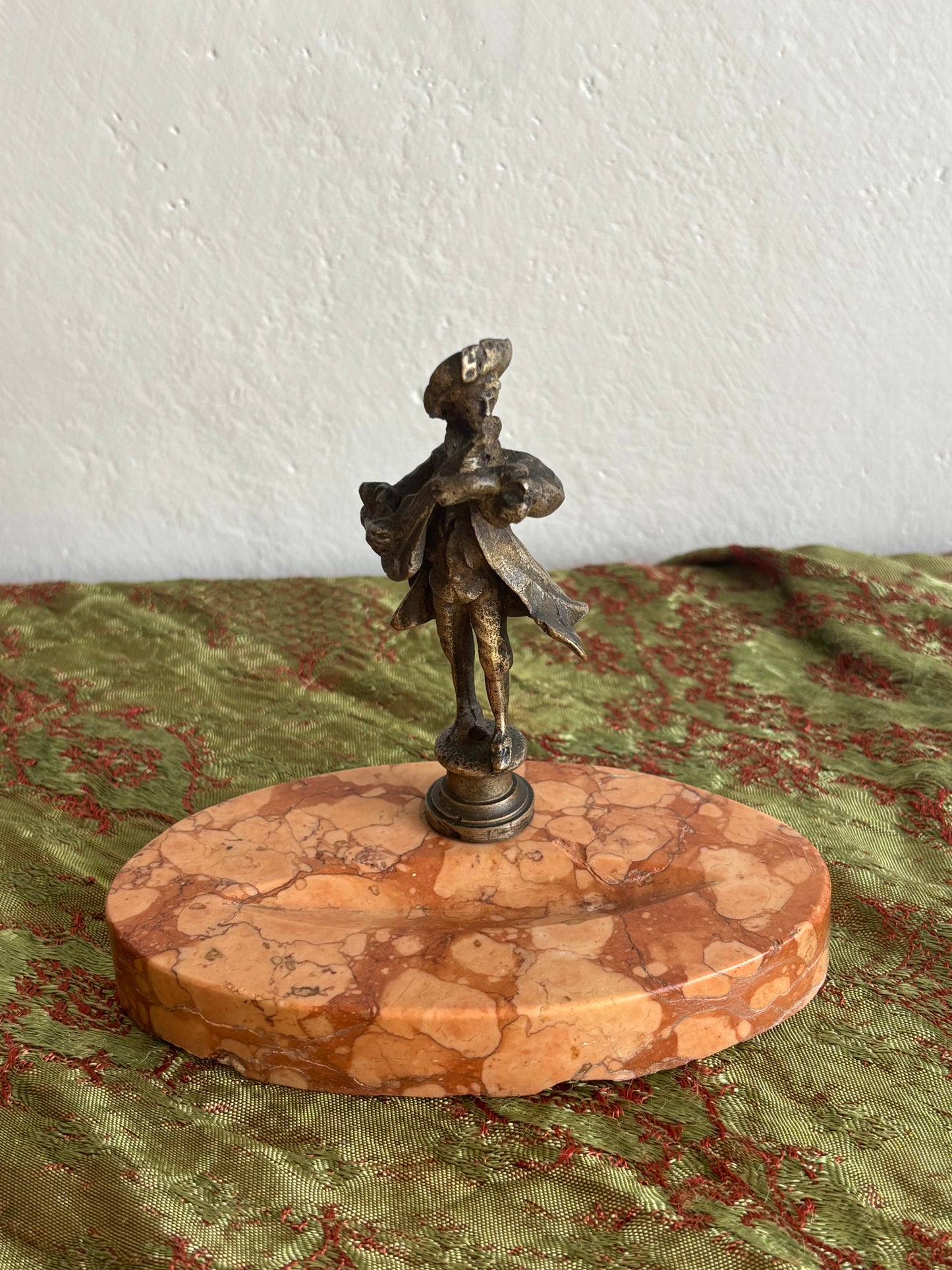 Portapenne vintage in marmo con statuetta in metallo