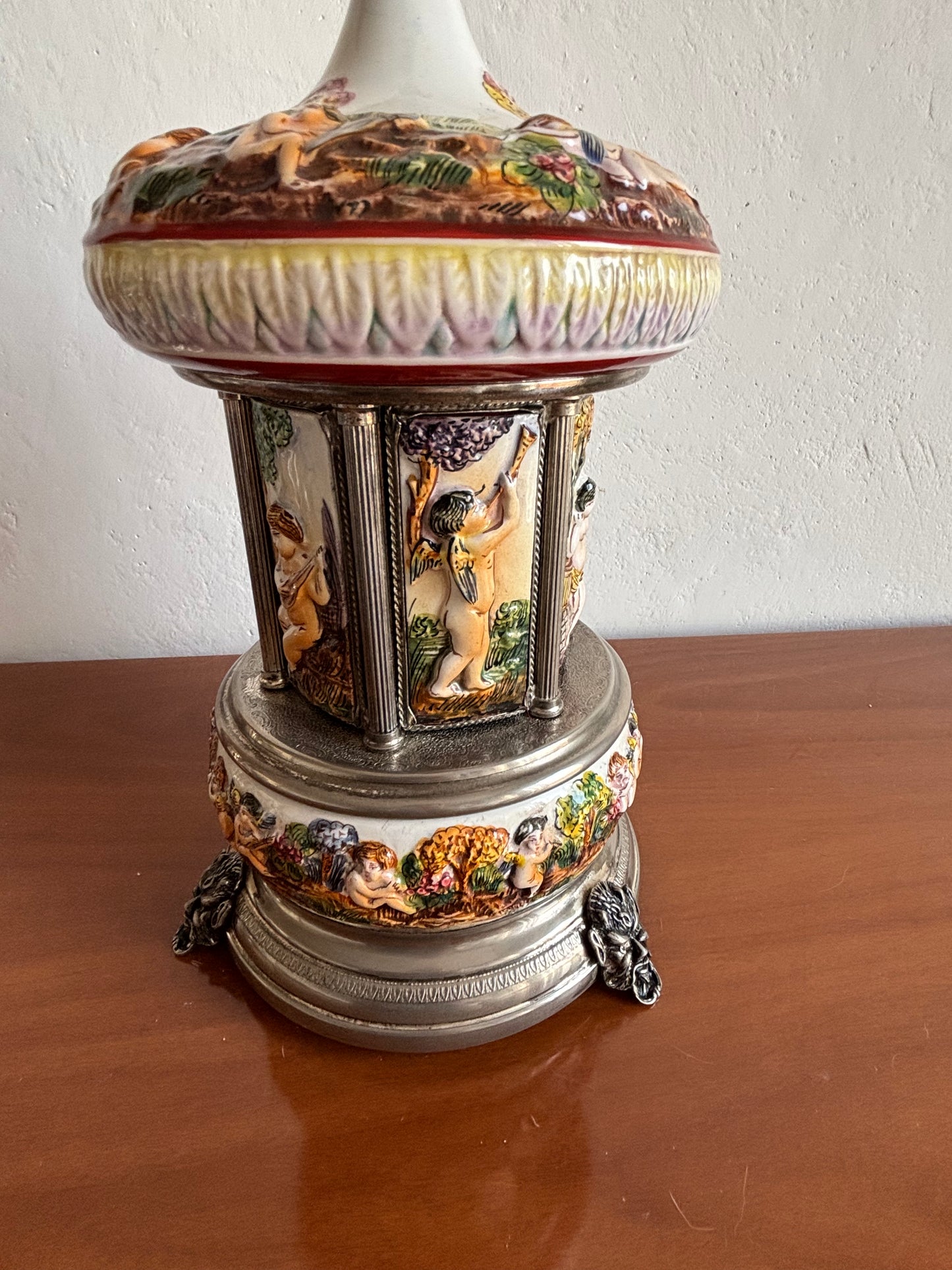 Musical Capodimonte‑style ceramic cigarette dispenser – double Reuge melody