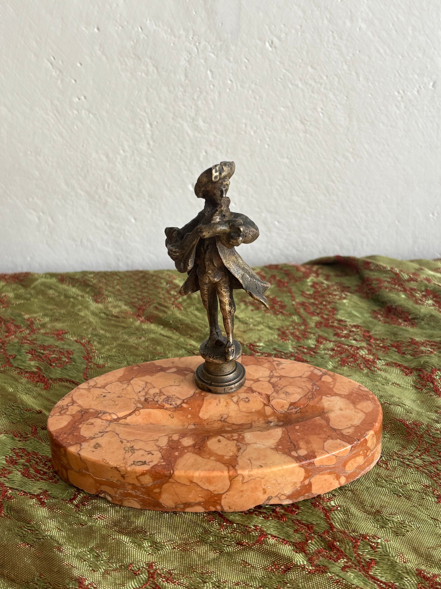 Portapenne vintage in marmo con statuetta in metallo