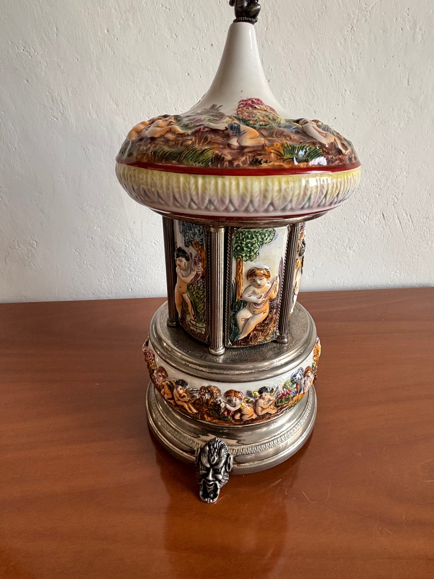 Musical Capodimonte‑style ceramic cigarette dispenser – double Reuge melody