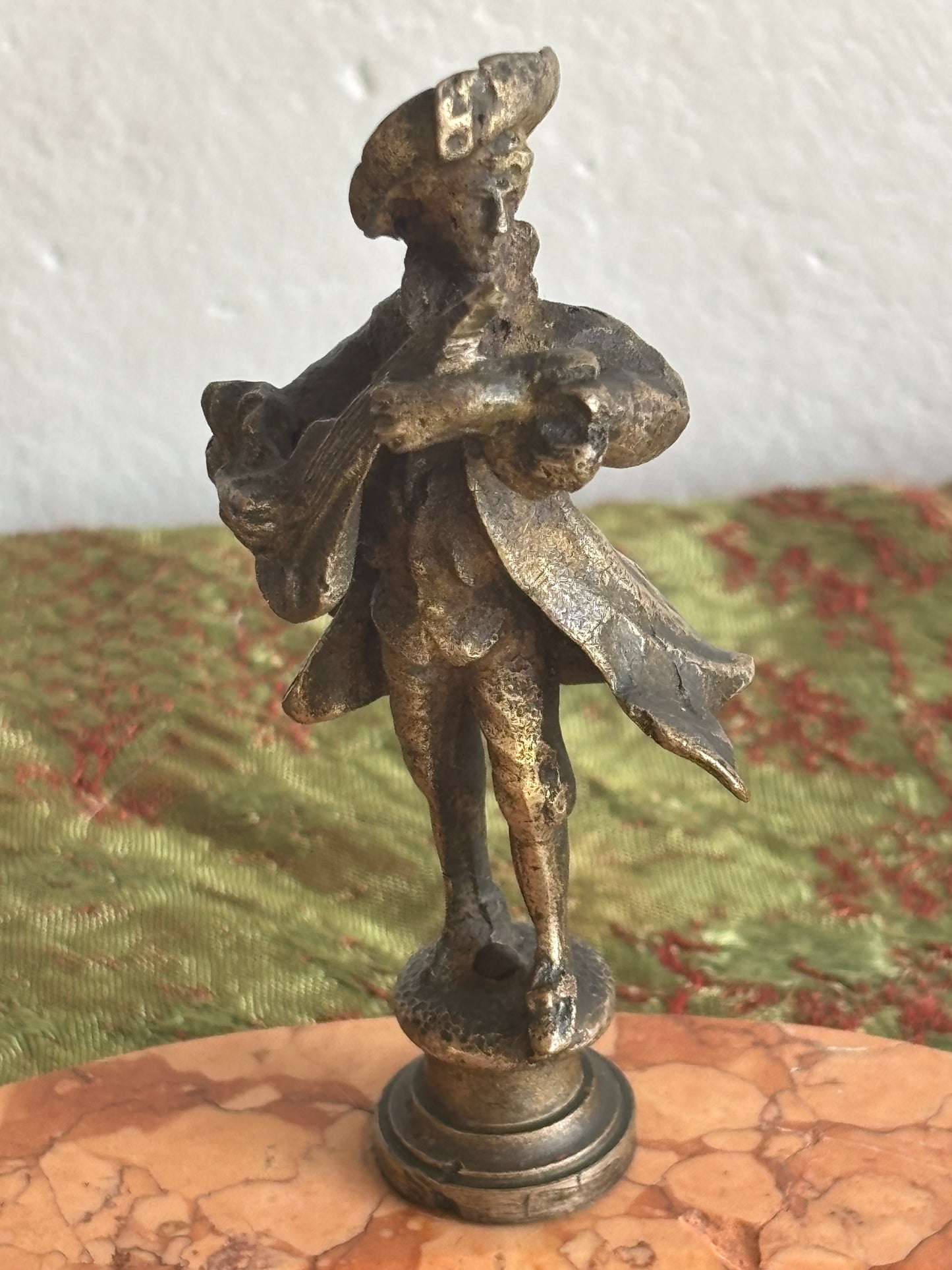 Portapenne vintage in marmo con statuetta in metallo