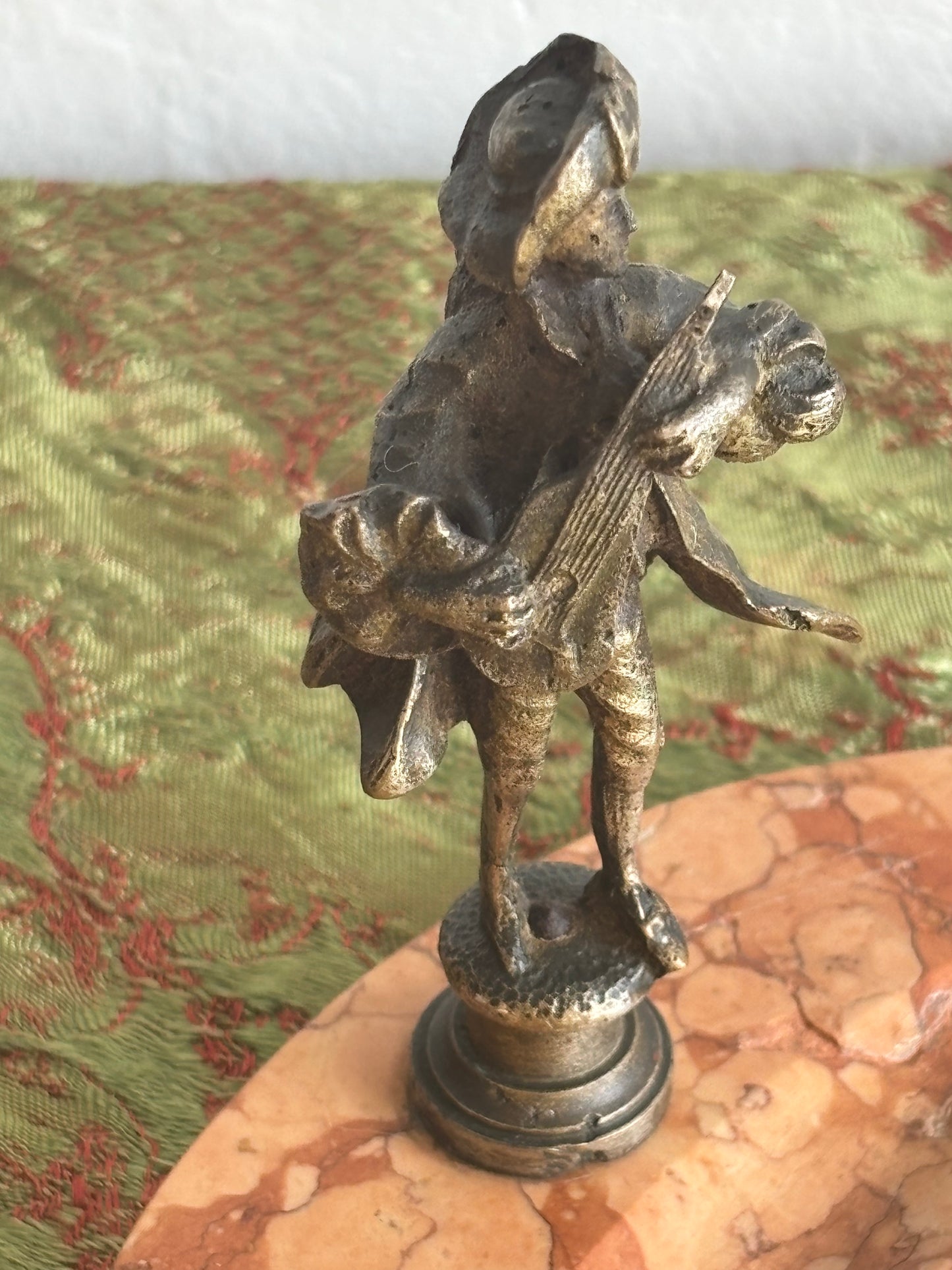 Portapenne vintage in marmo con statuetta in metallo