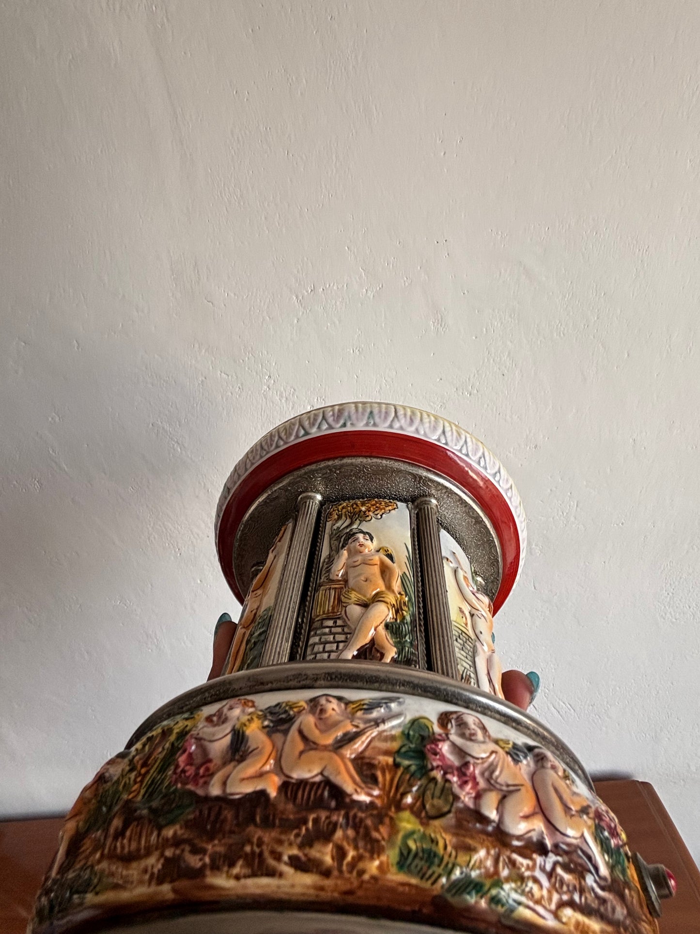 Musical Capodimonte‑style ceramic cigarette dispenser – double Reuge melody