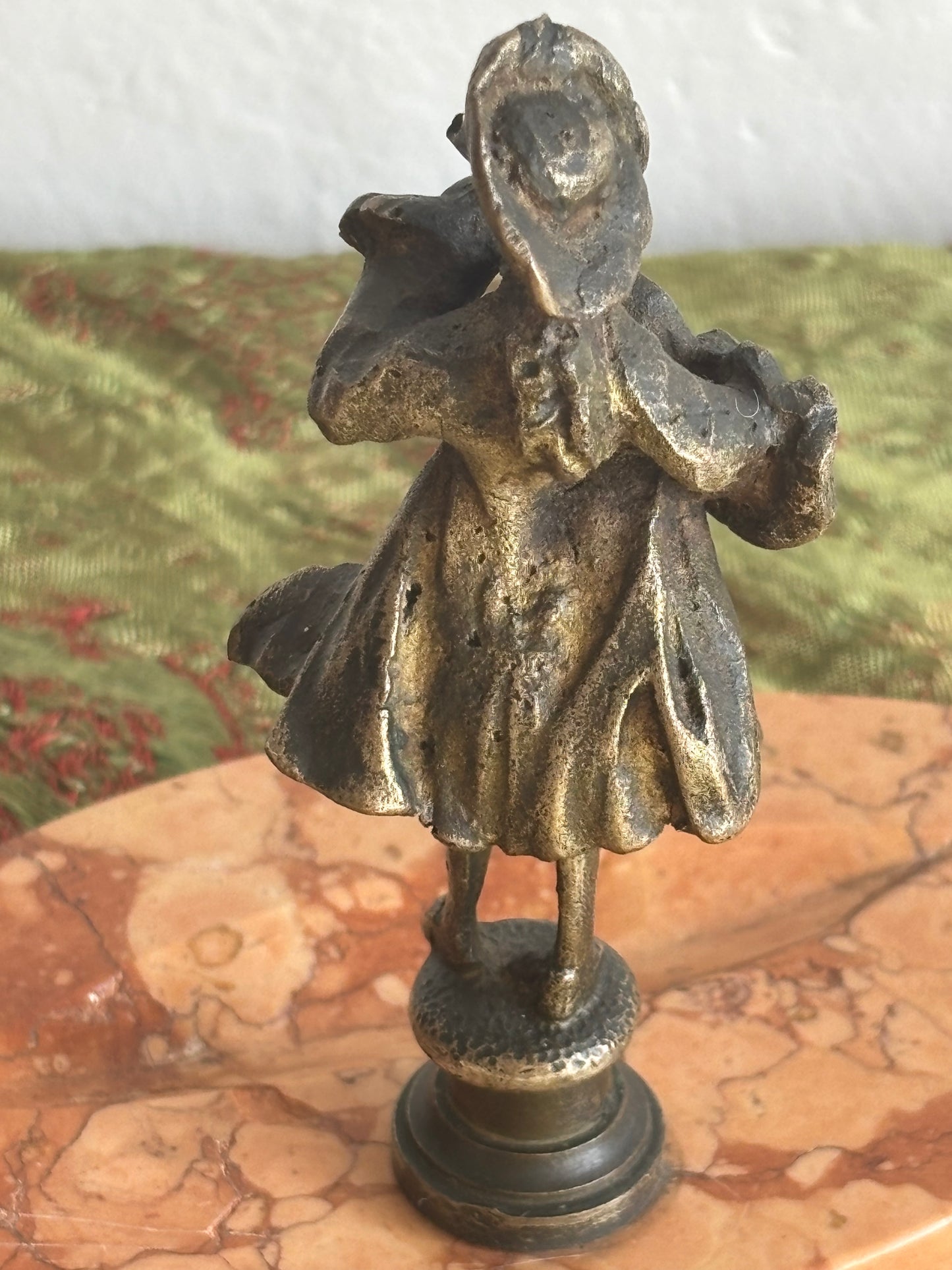 Portapenne vintage in marmo con statuetta in metallo