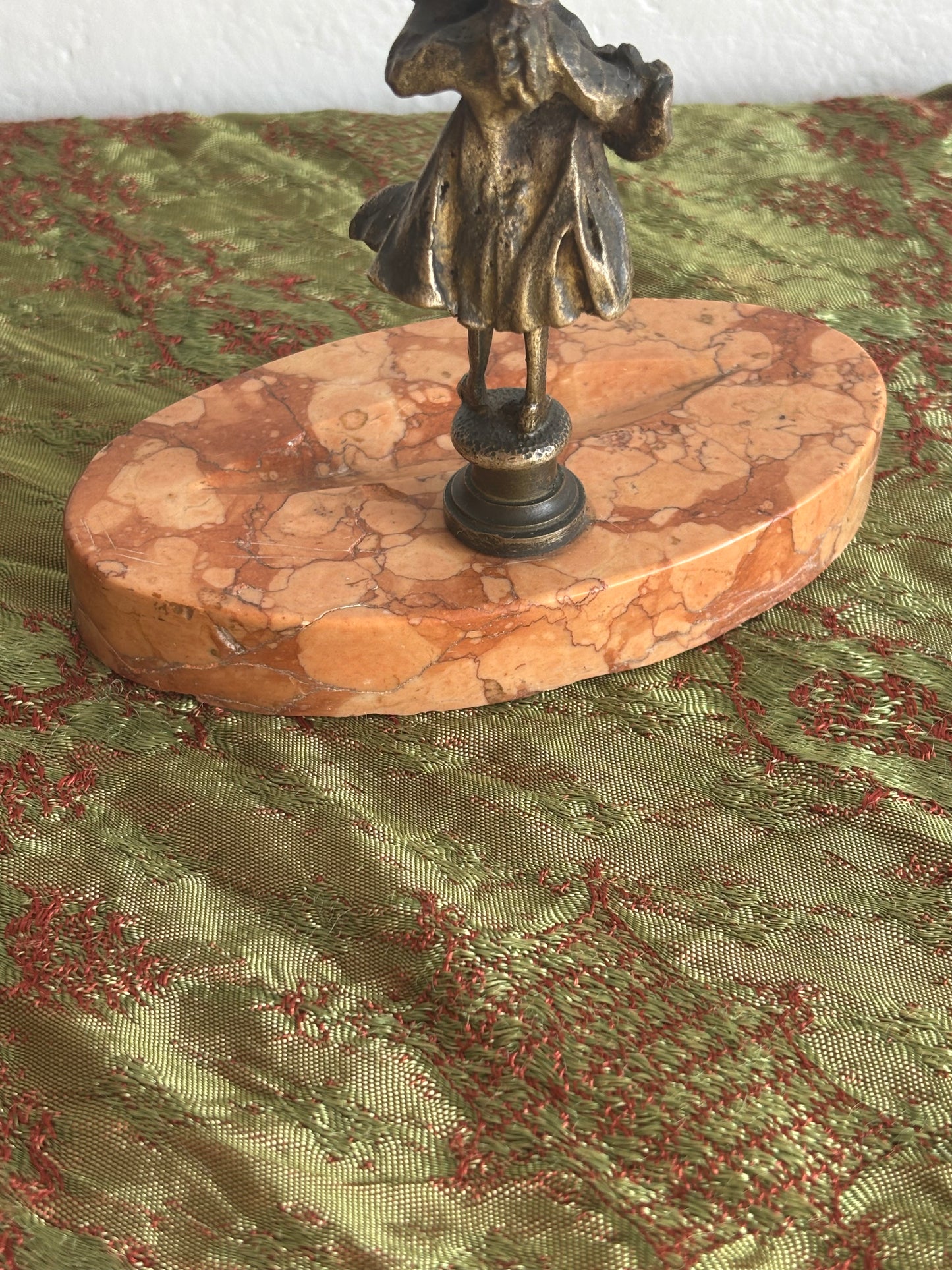 Portapenne vintage in marmo con statuetta in metallo