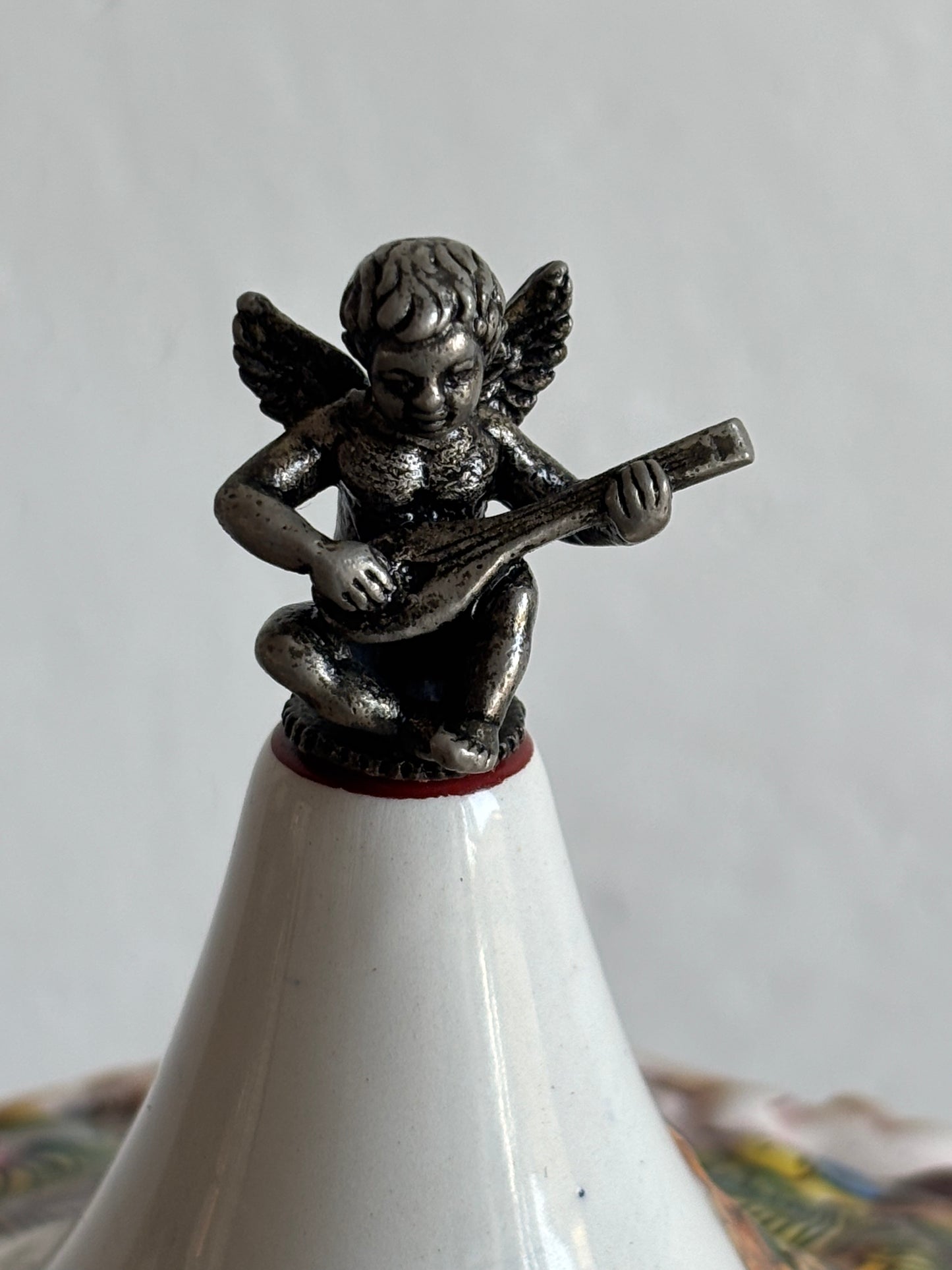 Musical Capodimonte‑style ceramic cigarette dispenser – double Reuge melody