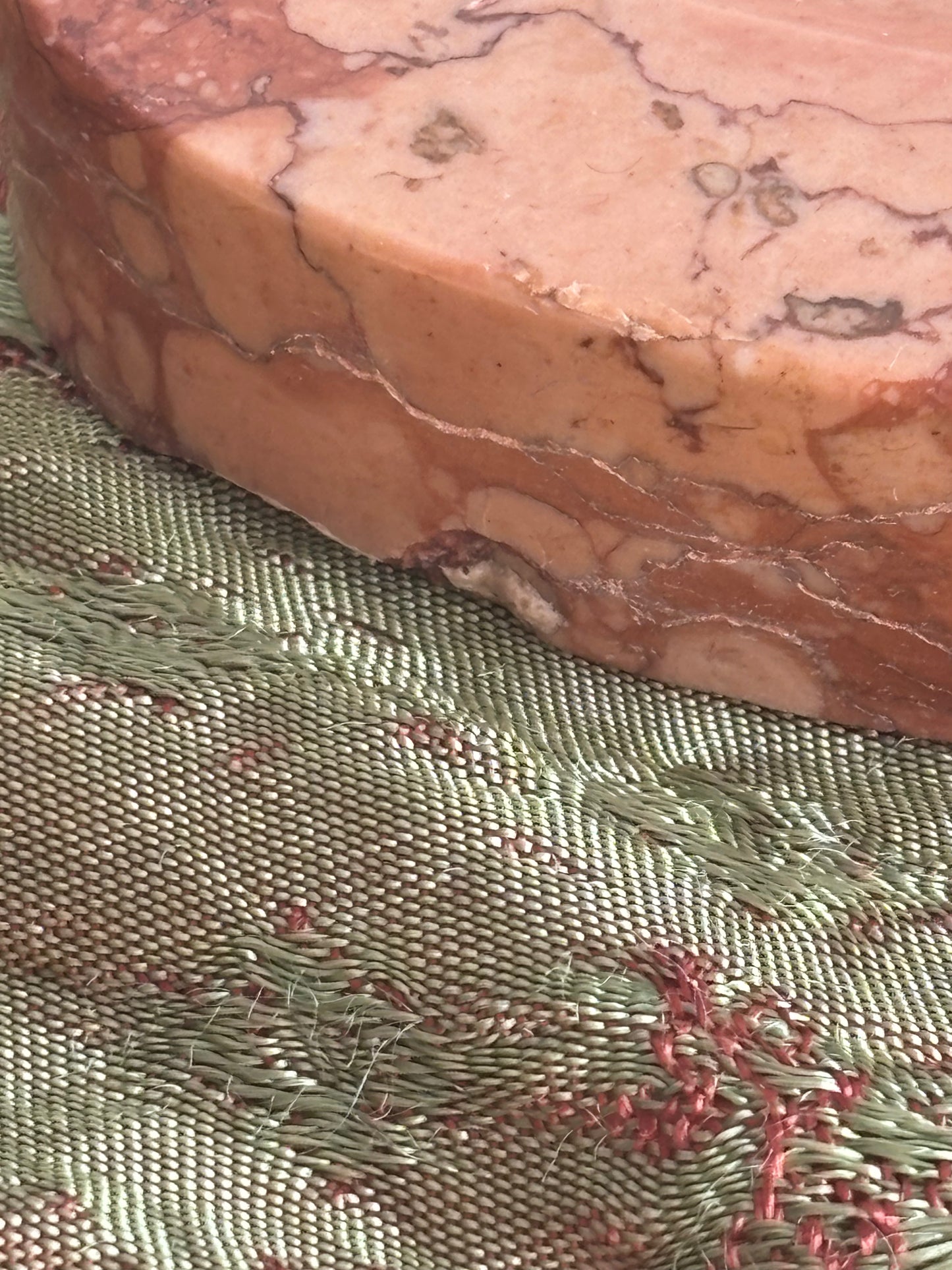 Portapenne vintage in marmo con statuetta in metallo