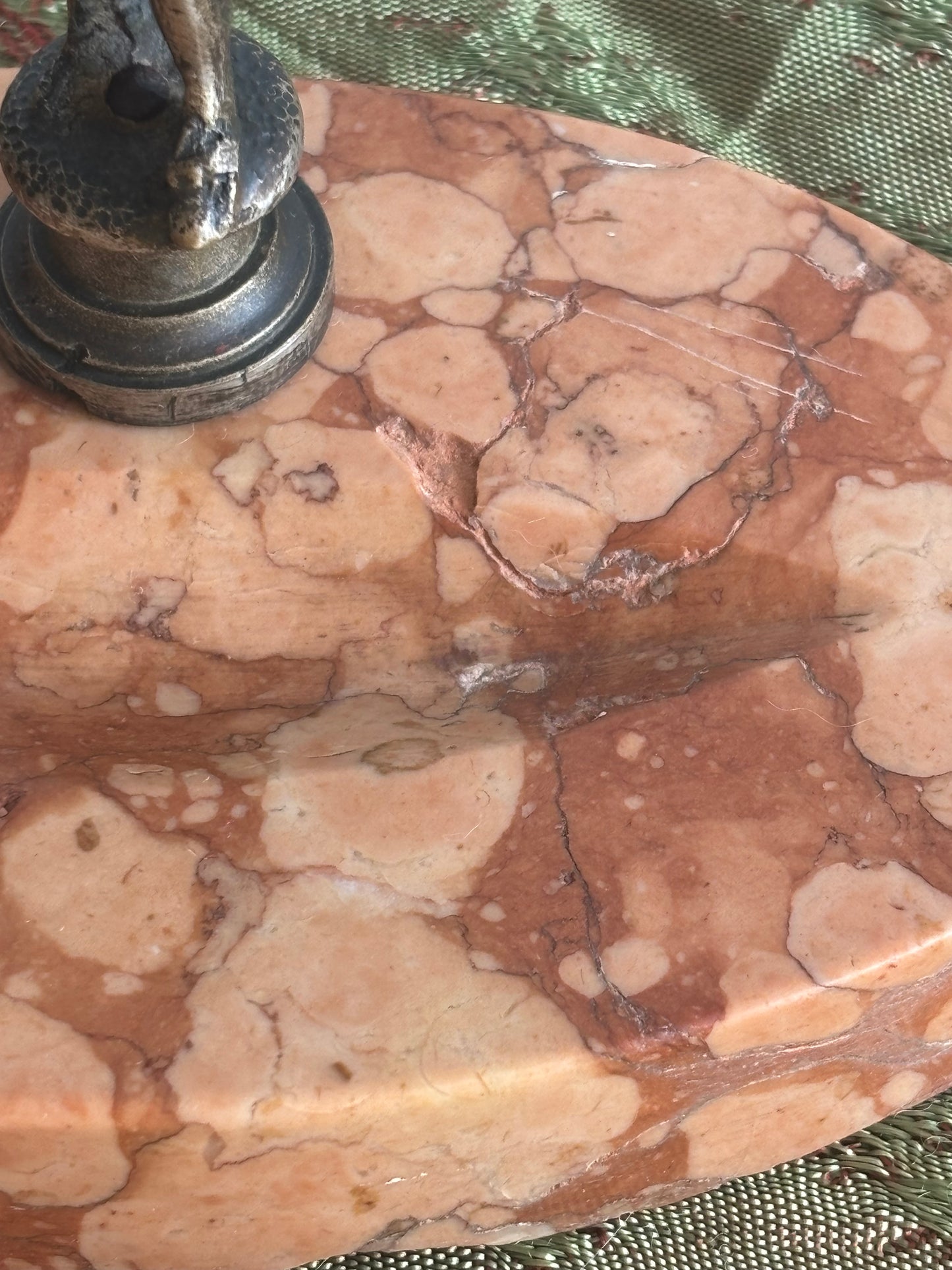 Portapenne vintage in marmo con statuetta in metallo