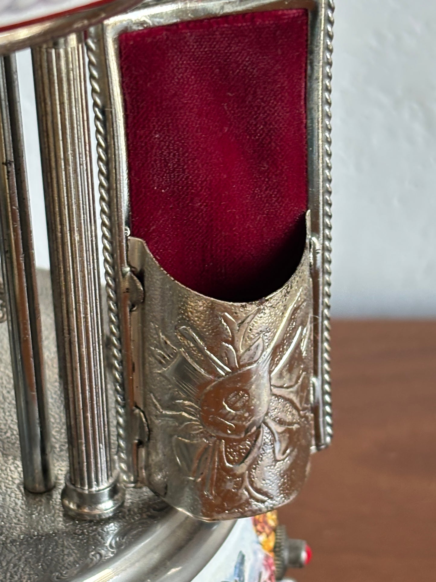 Musical Capodimonte‑style ceramic cigarette dispenser – double Reuge melody