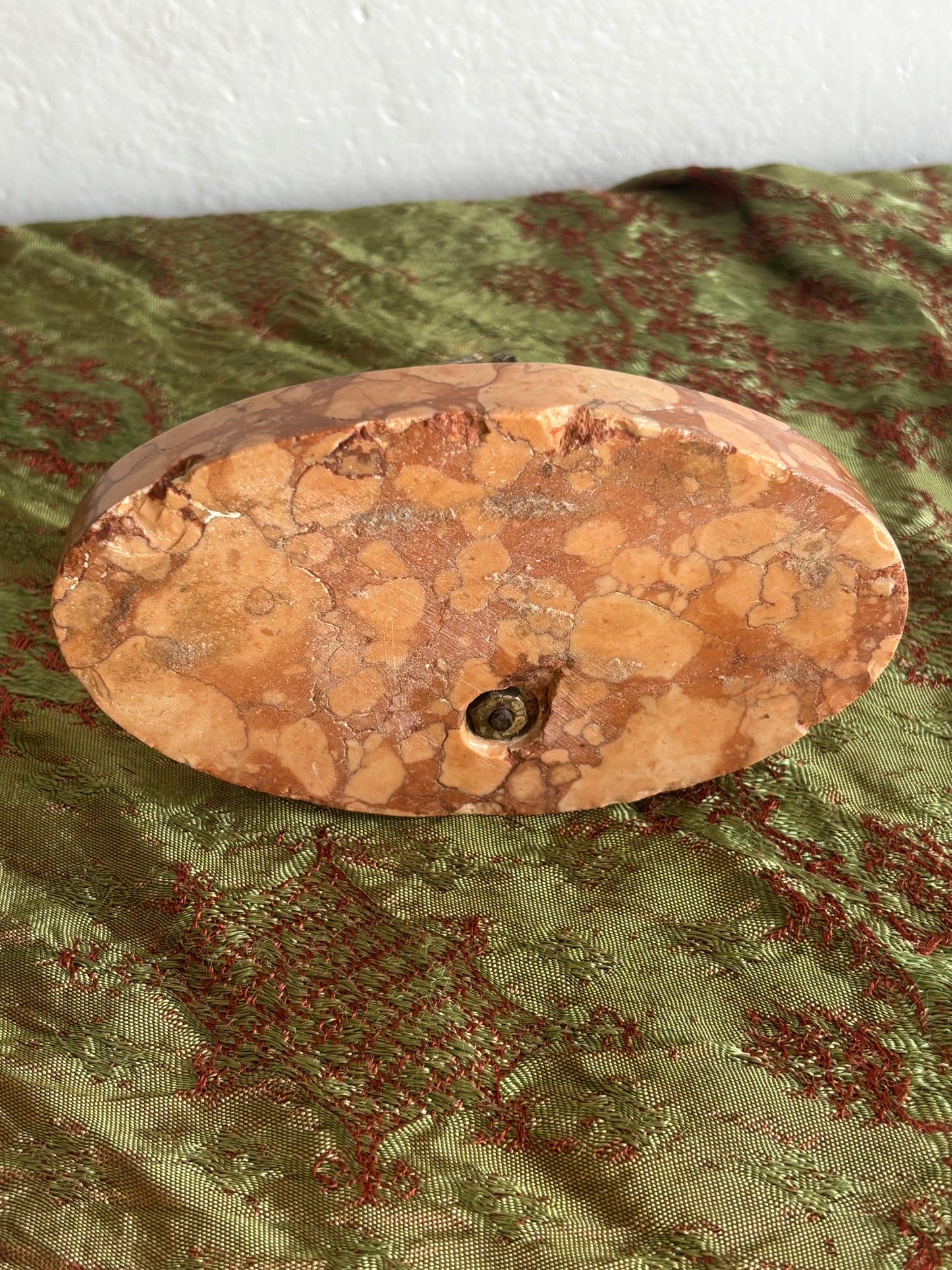 Portapenne vintage in marmo con statuetta in metallo