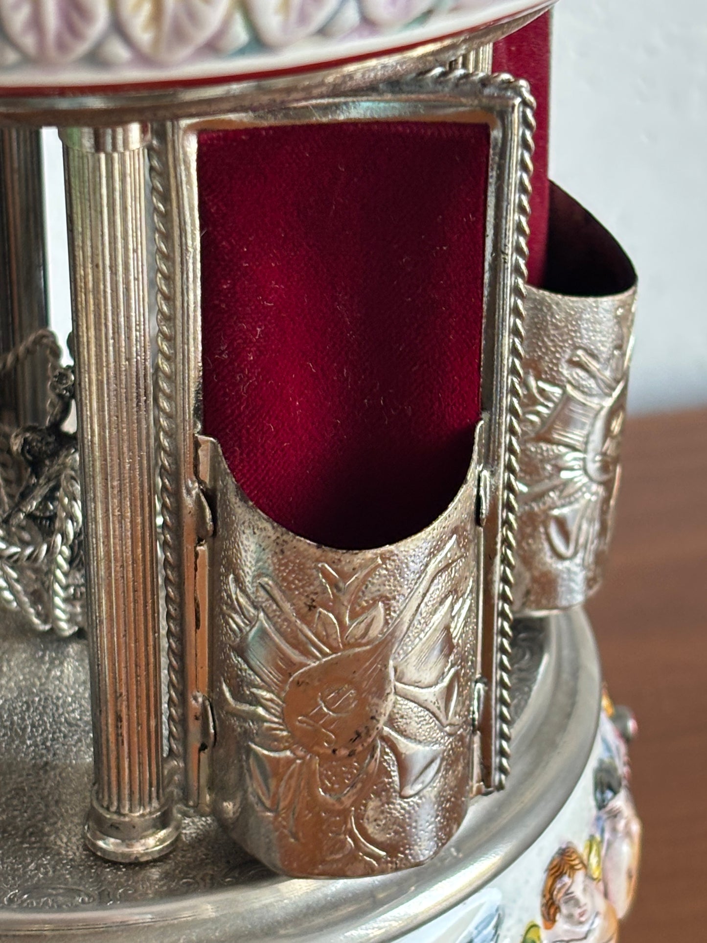 Musical Capodimonte‑style ceramic cigarette dispenser – double Reuge melody