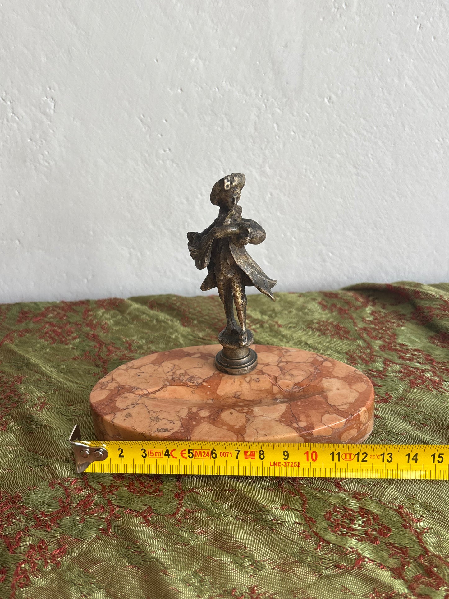 Portapenne vintage in marmo con statuetta in metallo