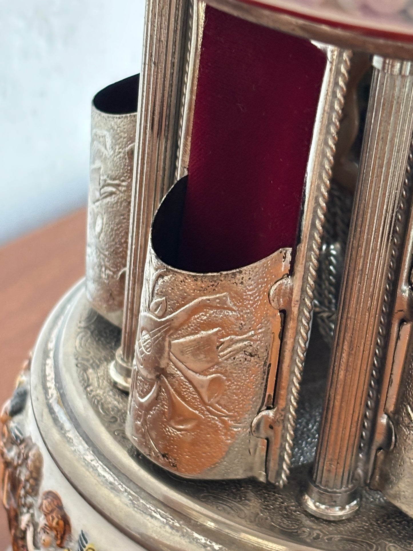 Musical Capodimonte‑style ceramic cigarette dispenser – double Reuge melody