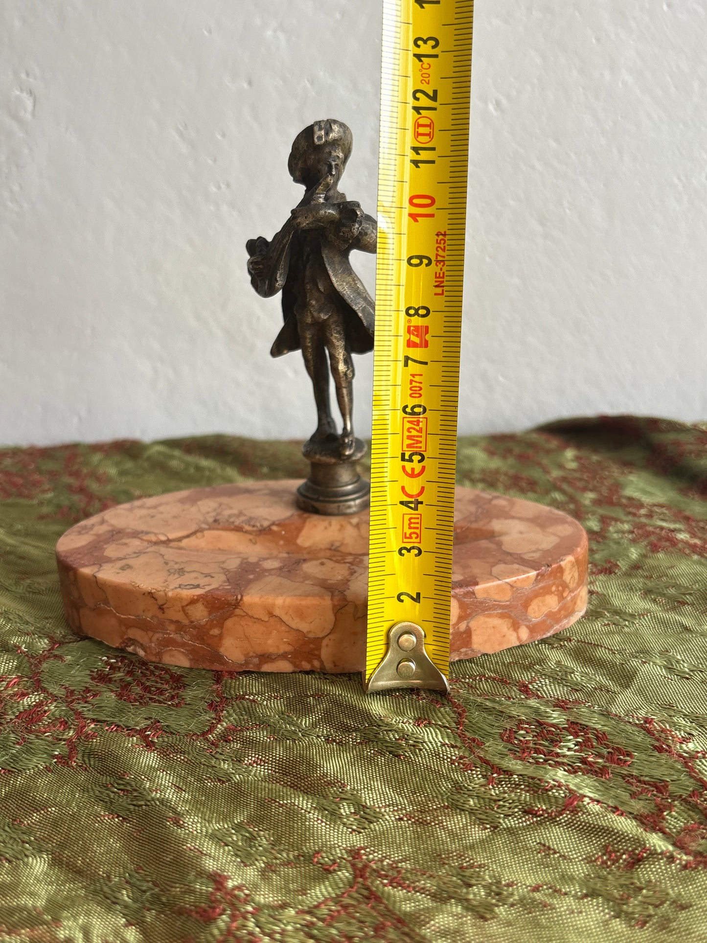 Portapenne vintage in marmo con statuetta in metallo