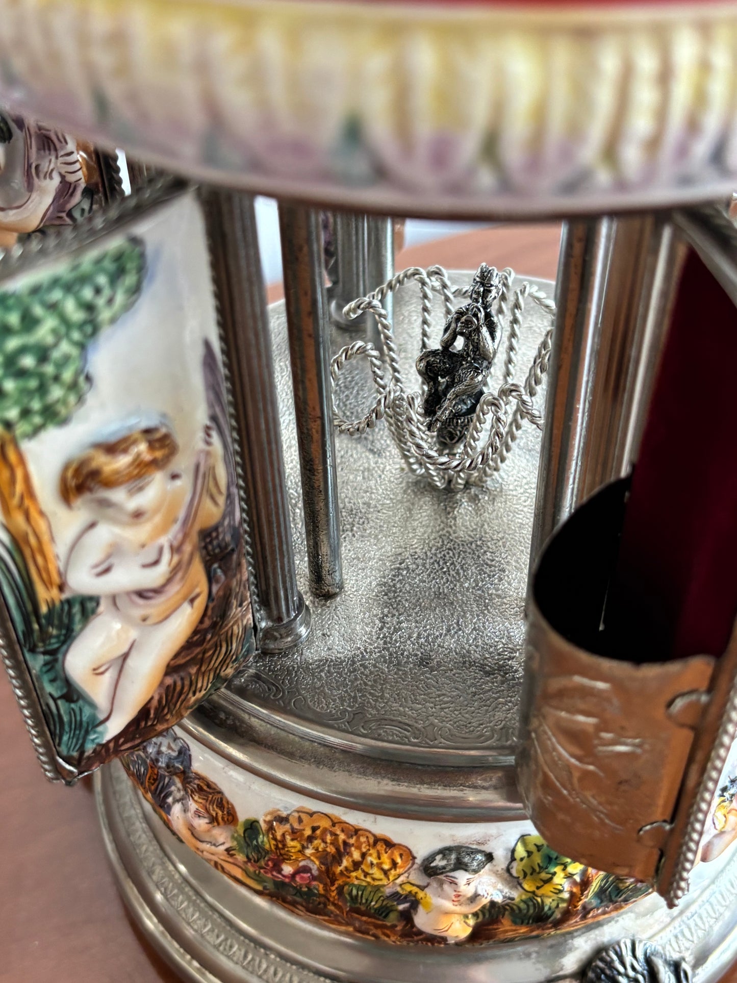 Musical Capodimonte‑style ceramic cigarette dispenser – double Reuge melody