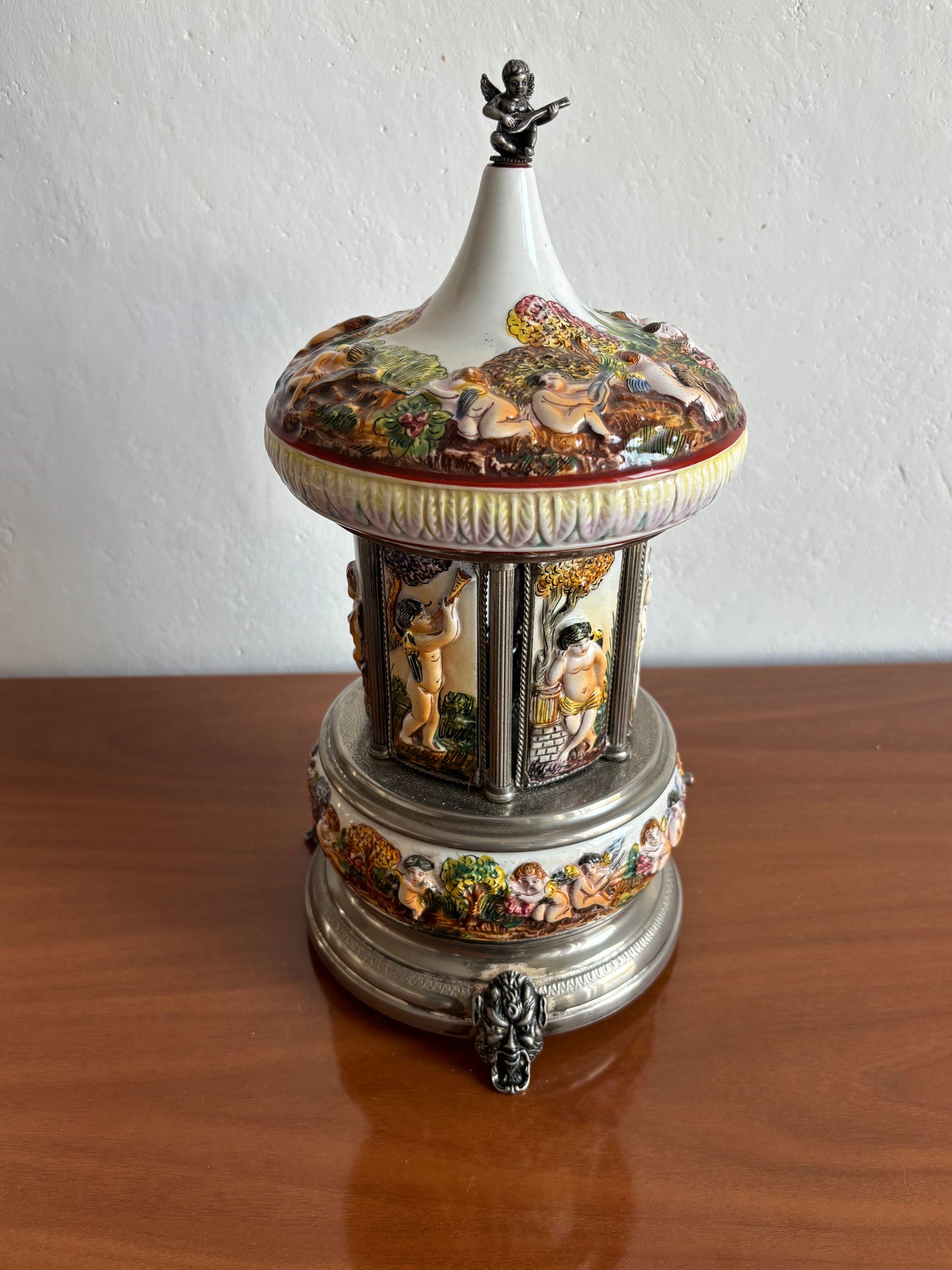 Musical Capodimonte‑style ceramic cigarette dispenser – double Reuge melody