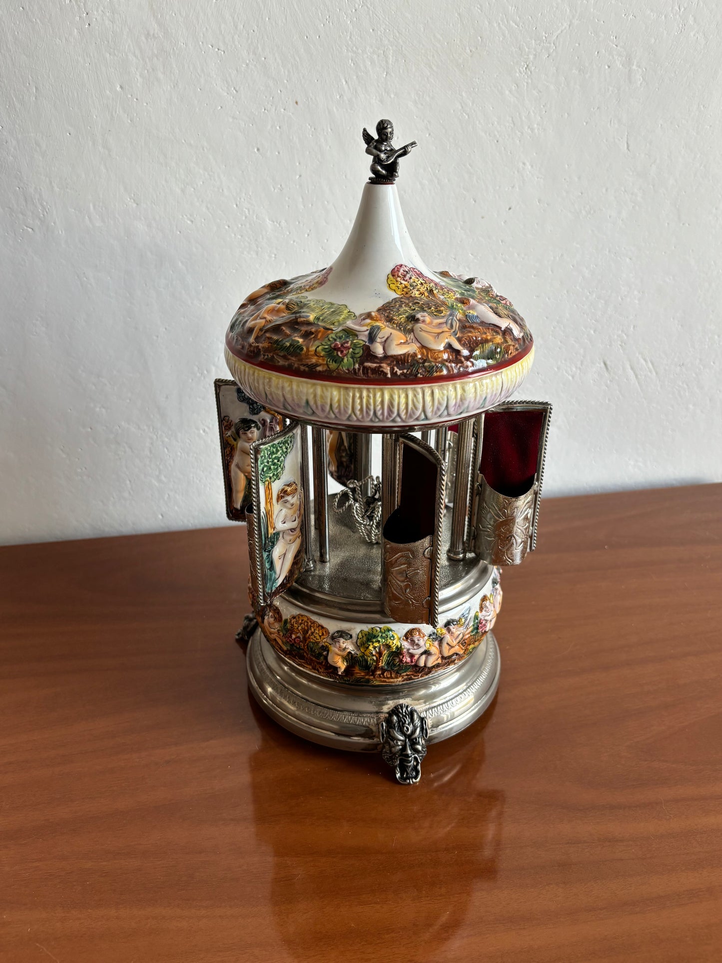 Musical Capodimonte‑style ceramic cigarette dispenser – double Reuge melody