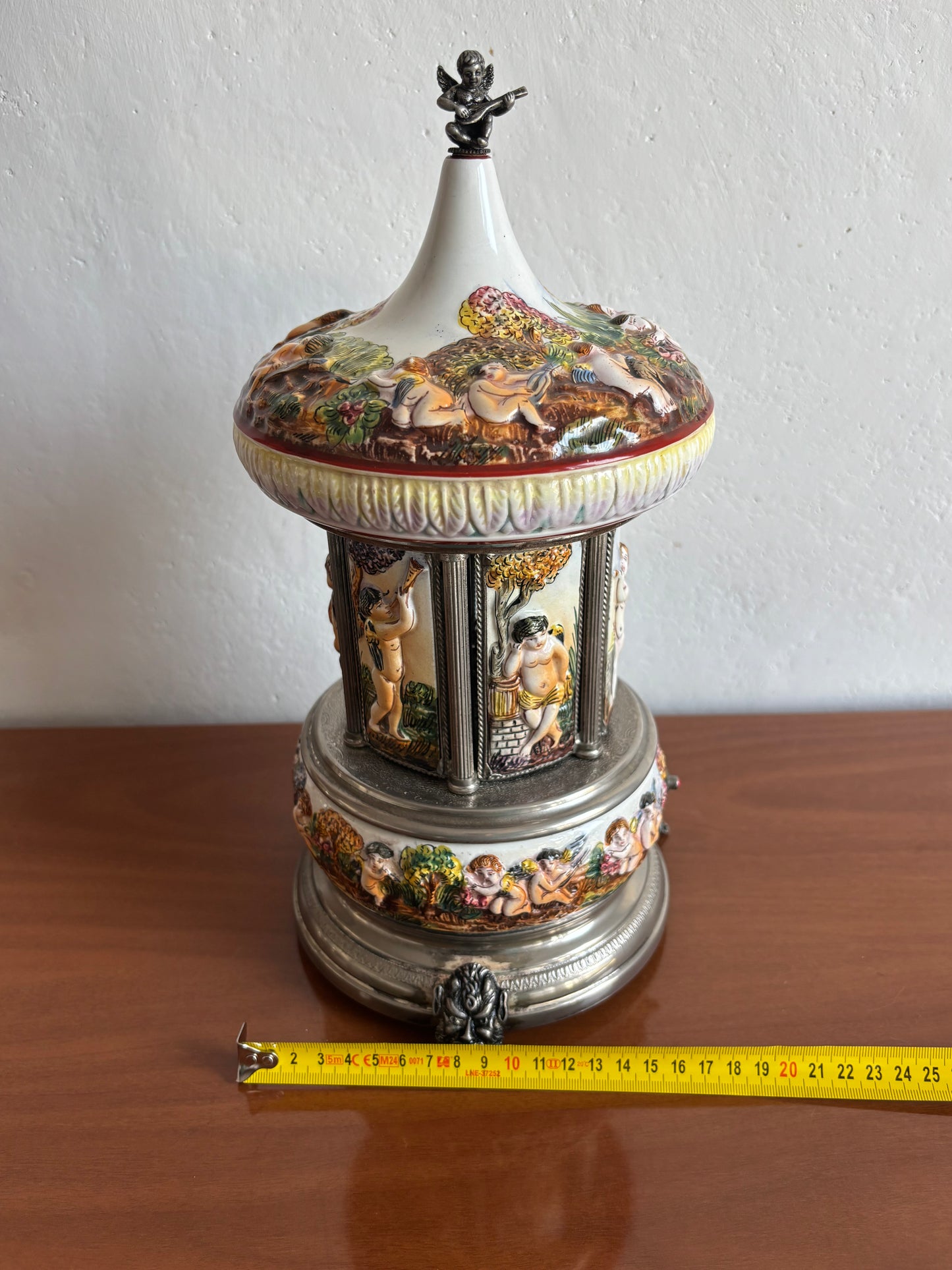 Musical Capodimonte‑style ceramic cigarette dispenser – double Reuge melody