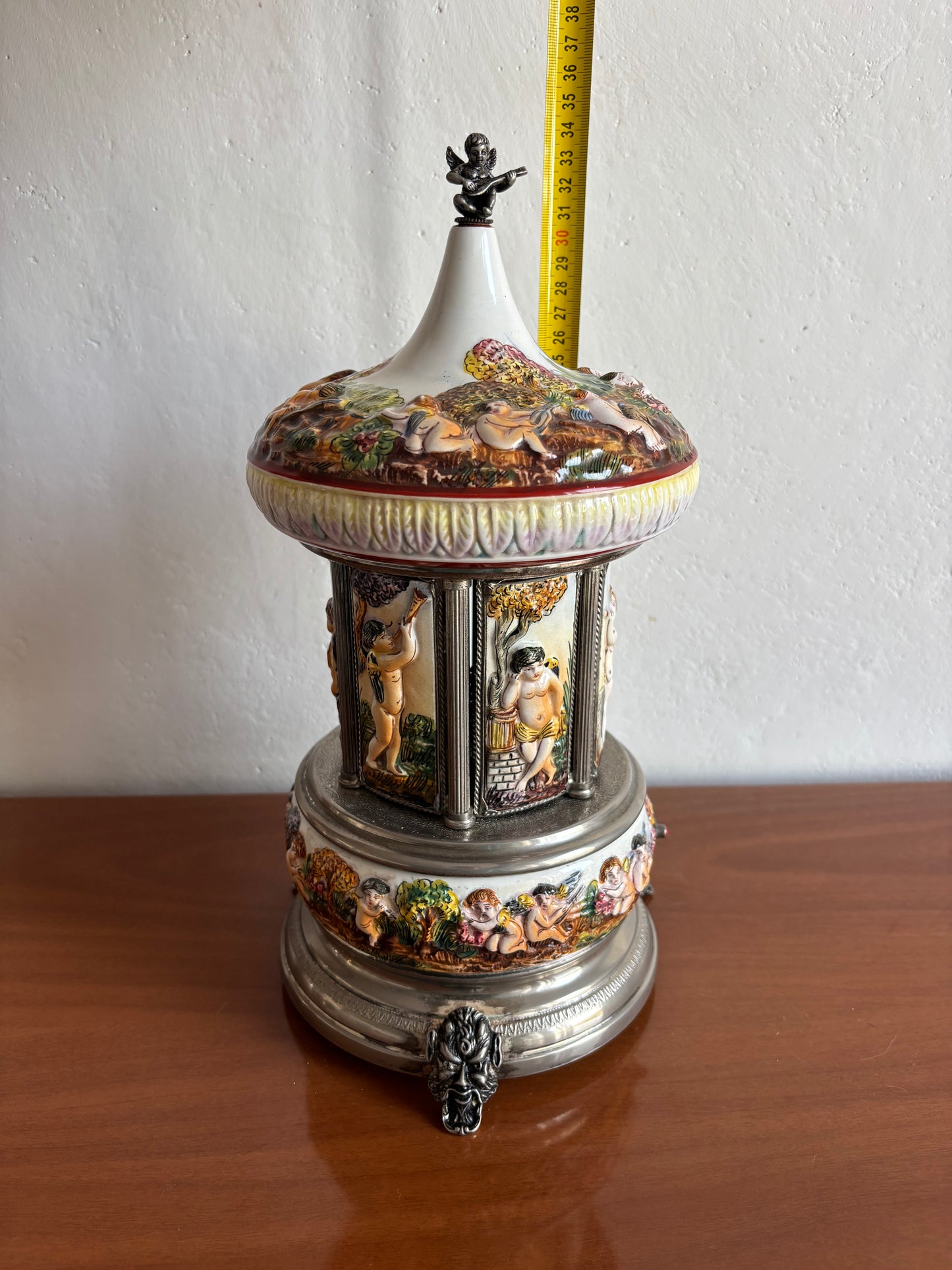 Musical Capodimonte‑style ceramic cigarette dispenser – double Reuge melody