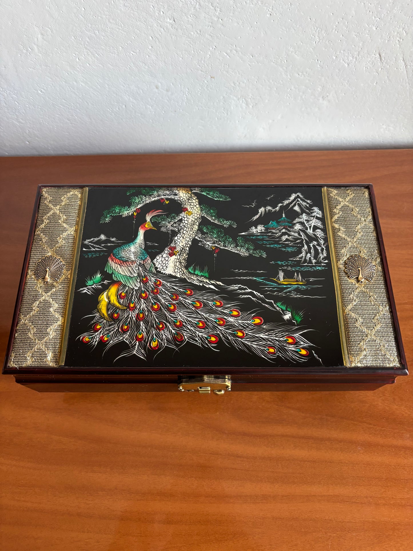 Japanisches Schmuckkästchen mit Spieluhr – Pfau und Metallelemente