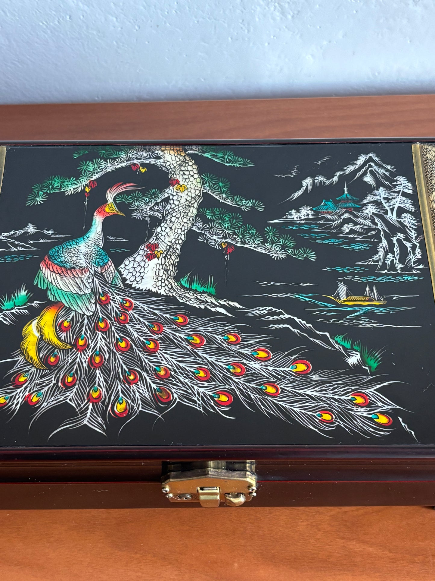 Japanisches Schmuckkästchen mit Spieluhr – Pfau und Metallelemente