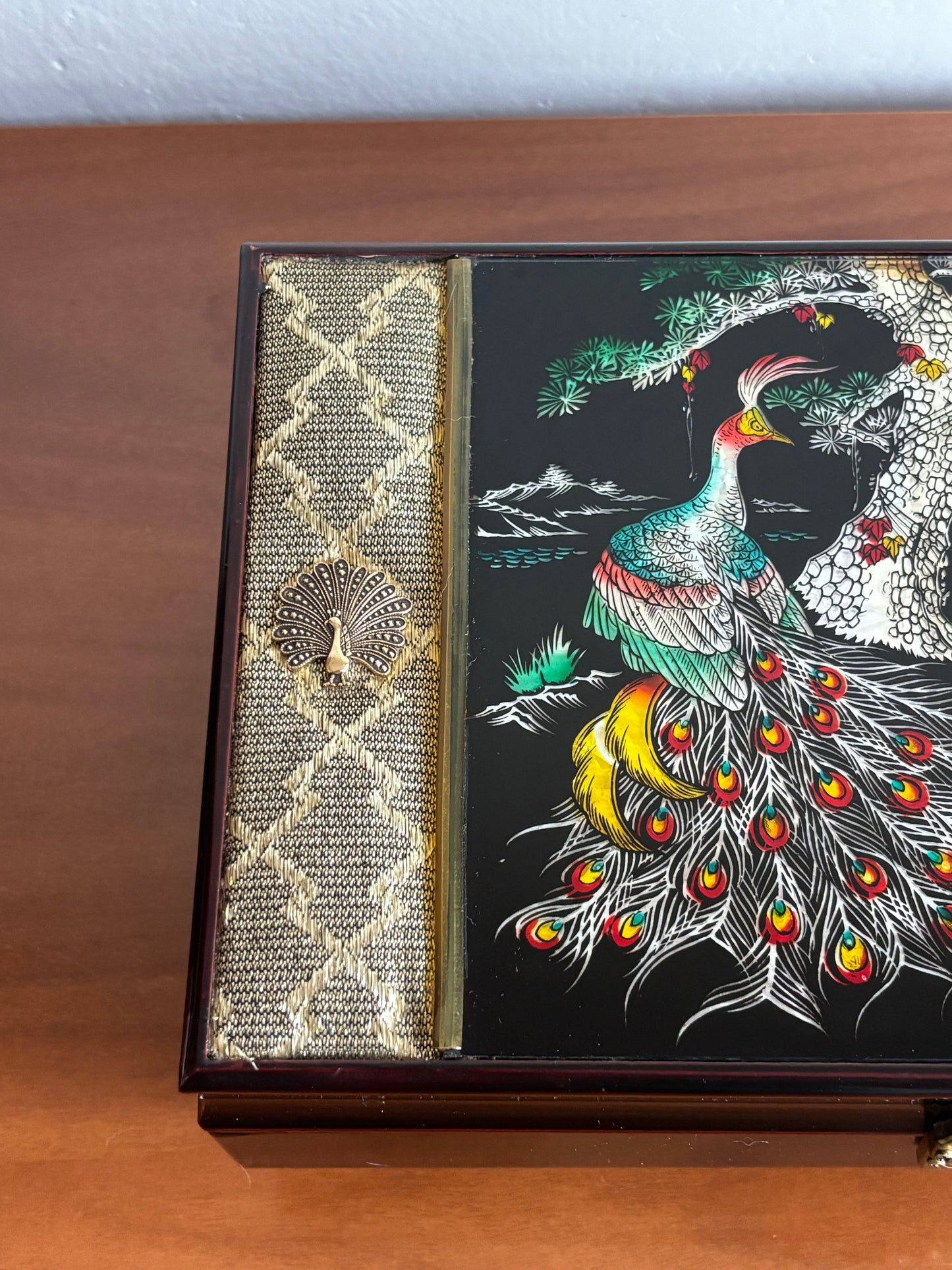 Japanisches Schmuckkästchen mit Spieluhr – Pfau und Metallelemente