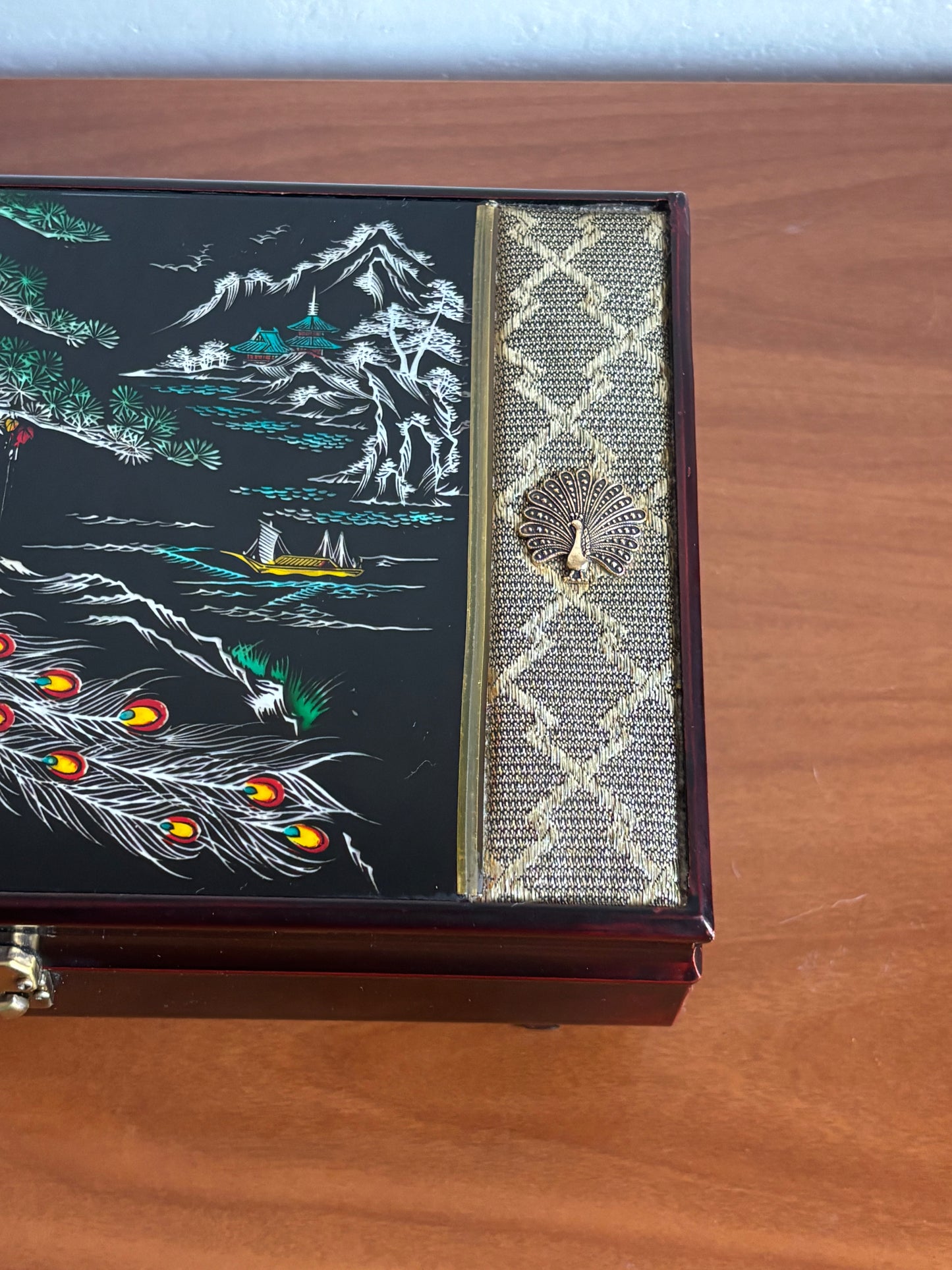 Japanisches Schmuckkästchen mit Spieluhr – Pfau und Metallelemente