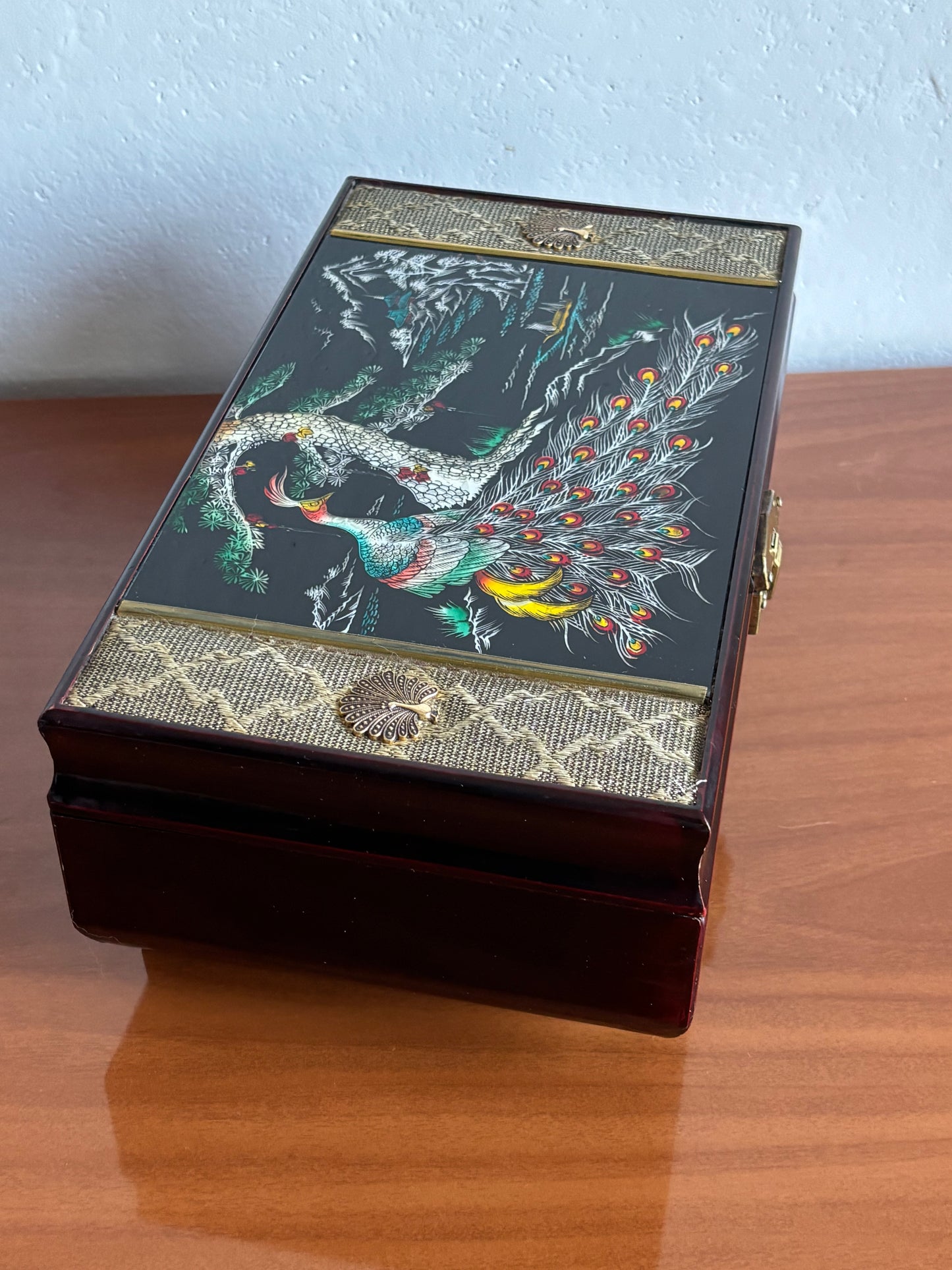 Japanisches Schmuckkästchen mit Spieluhr – Pfau und Metallelemente