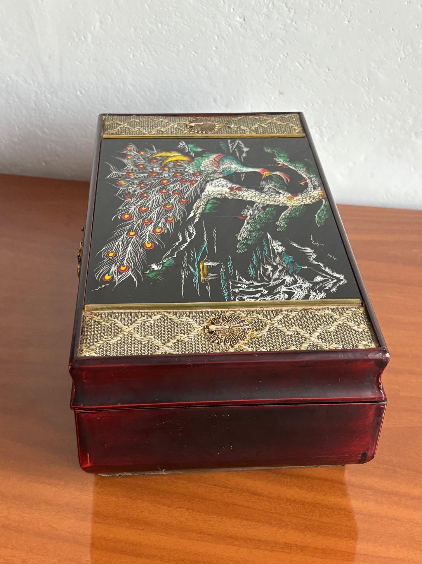 Japanisches Schmuckkästchen mit Spieluhr – Pfau und Metallelemente