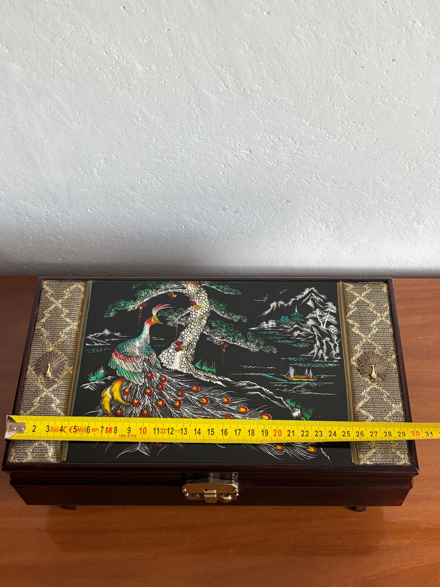 Japanisches Schmuckkästchen mit Spieluhr – Pfau und Metallelemente