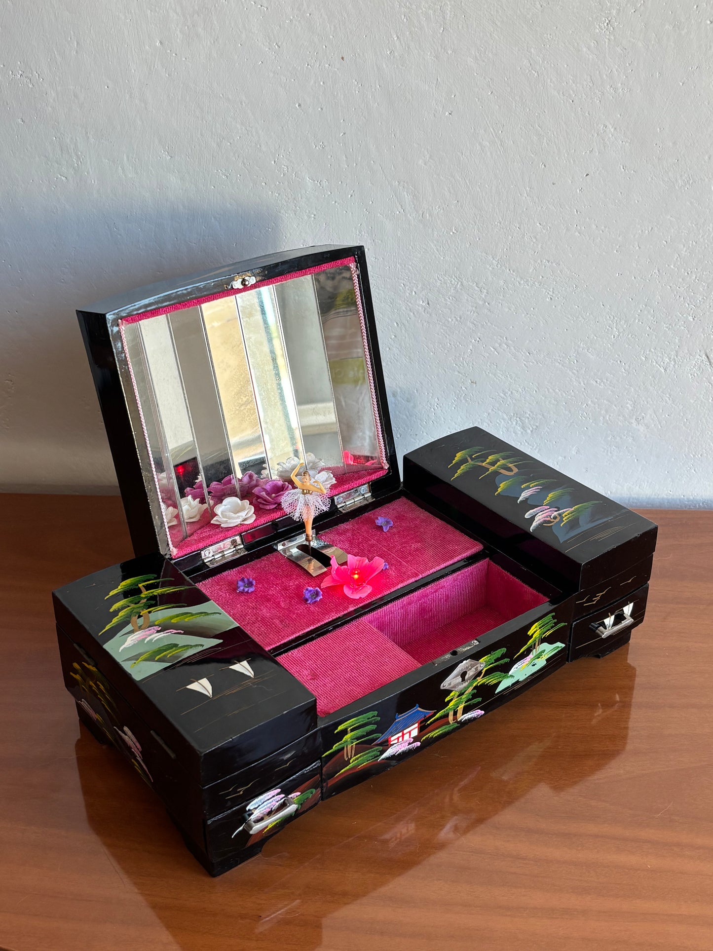 Portagioie giapponese con carillon, fiori e luce funzionante