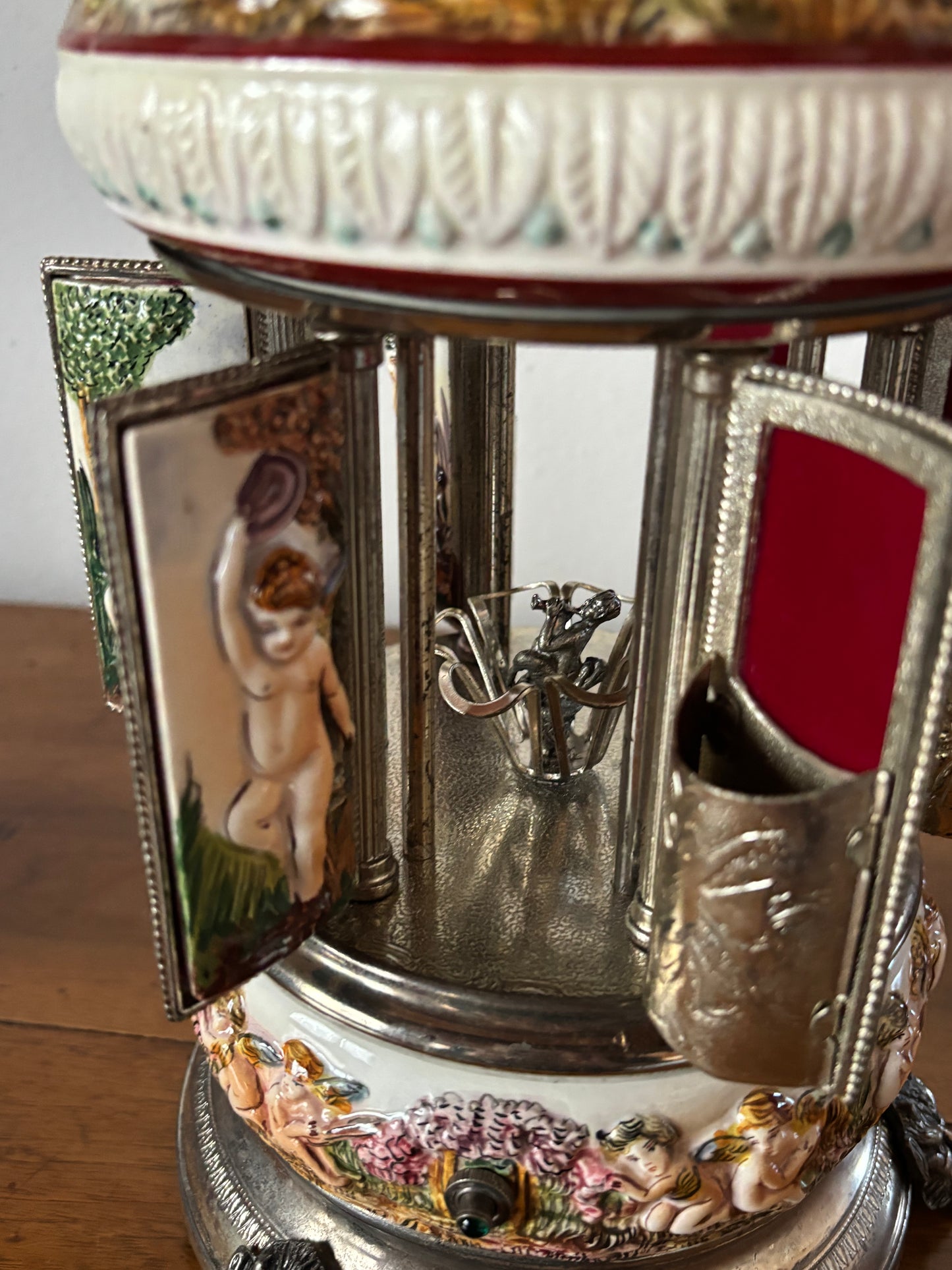 Portasigarette in ceramica stile Capodimonte, funzionante e in ottime condizioni