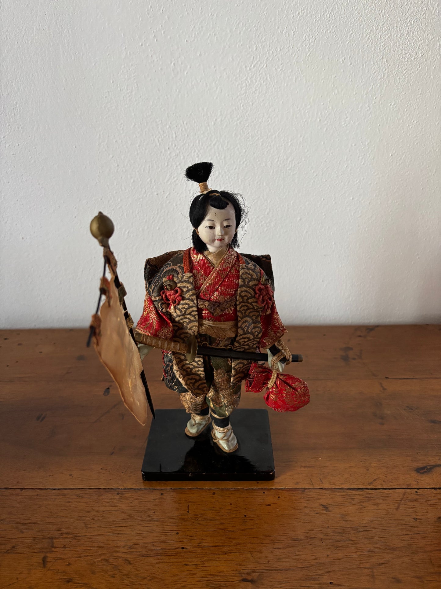 Statuina decorativa di donna samurai con stendardo, restaurata