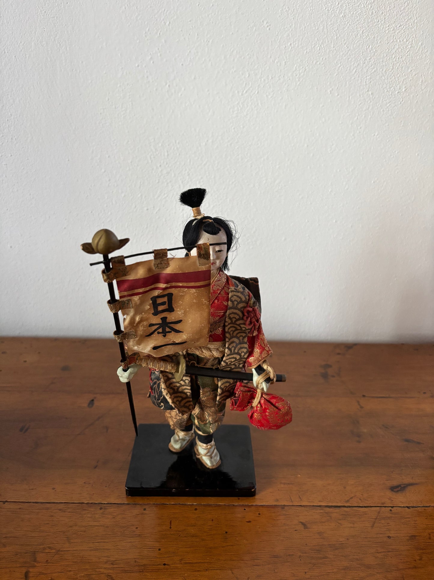 Statuina decorativa di donna samurai con stendardo, restaurata