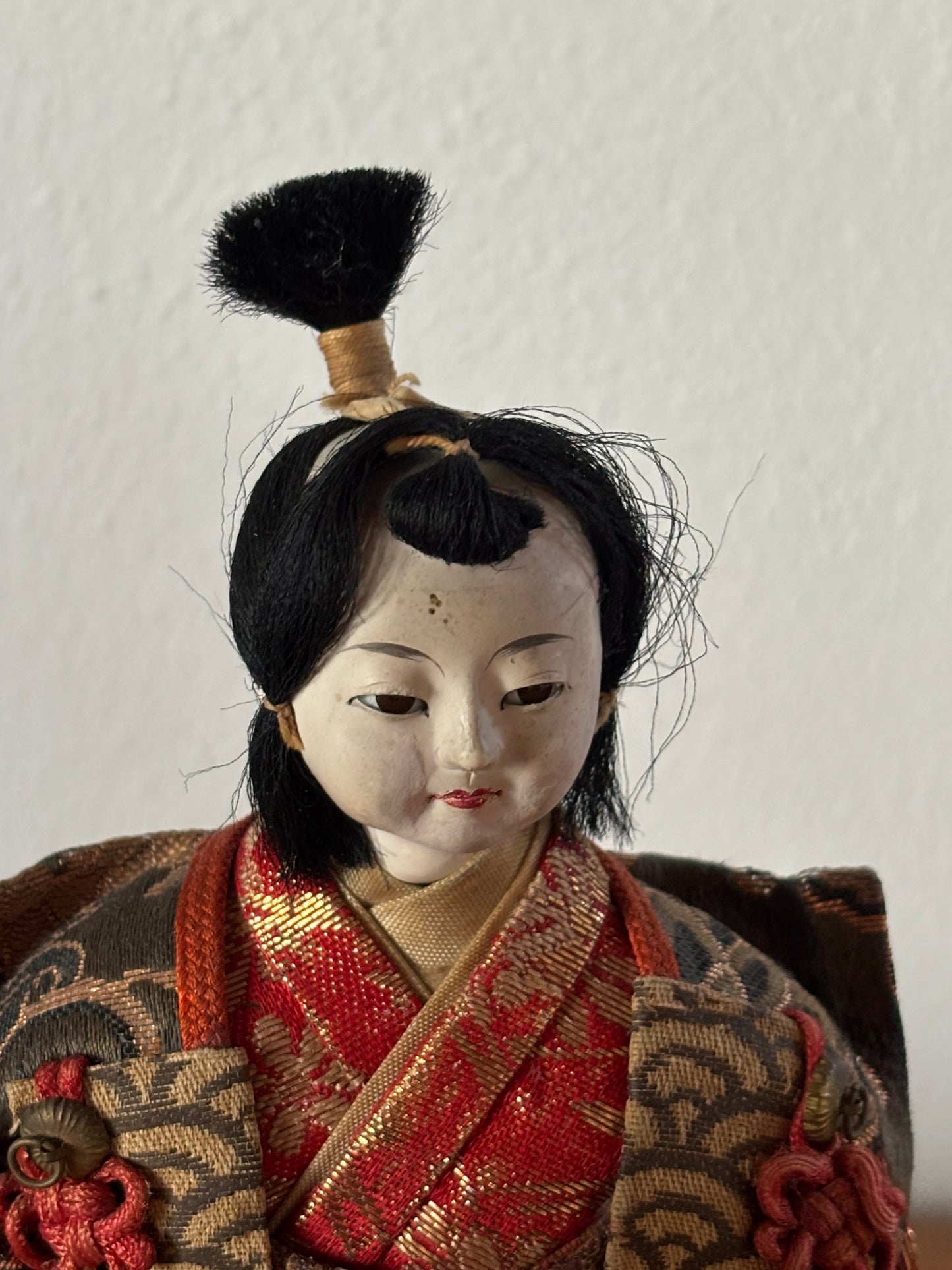 Statuina decorativa di donna samurai con stendardo, restaurata