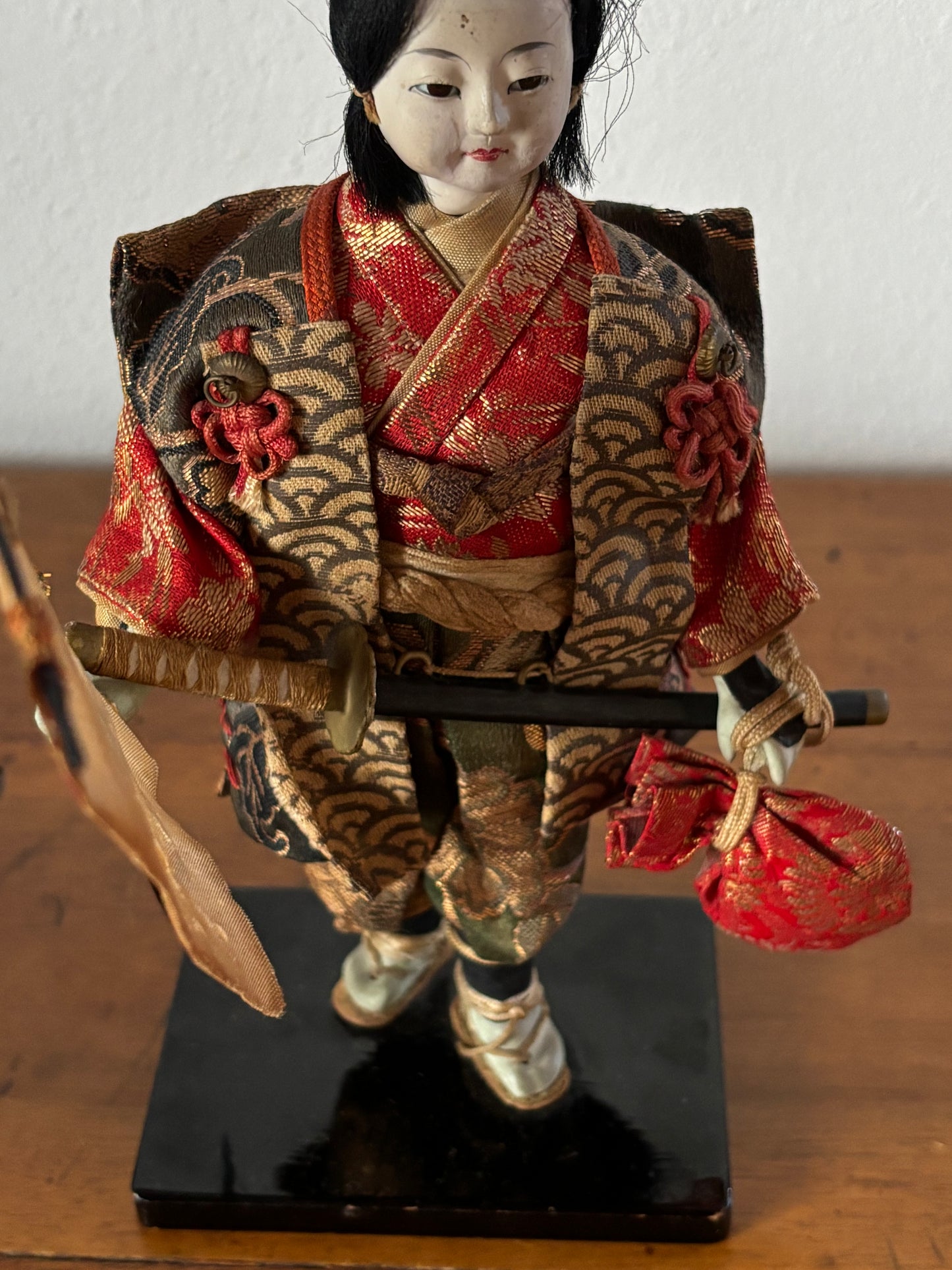 Statuina decorativa di donna samurai con stendardo, restaurata
