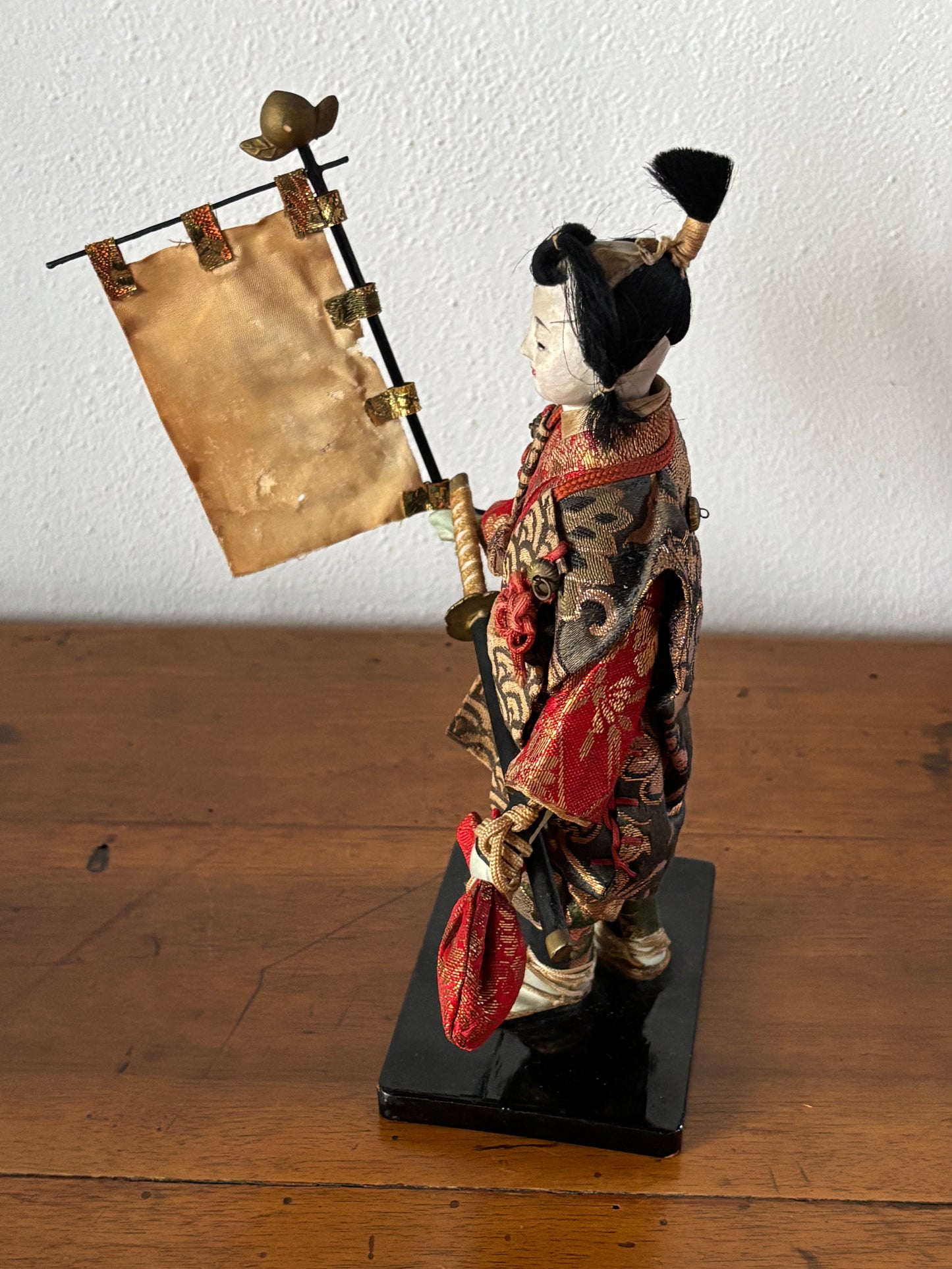 Statuina decorativa di donna samurai con stendardo, restaurata